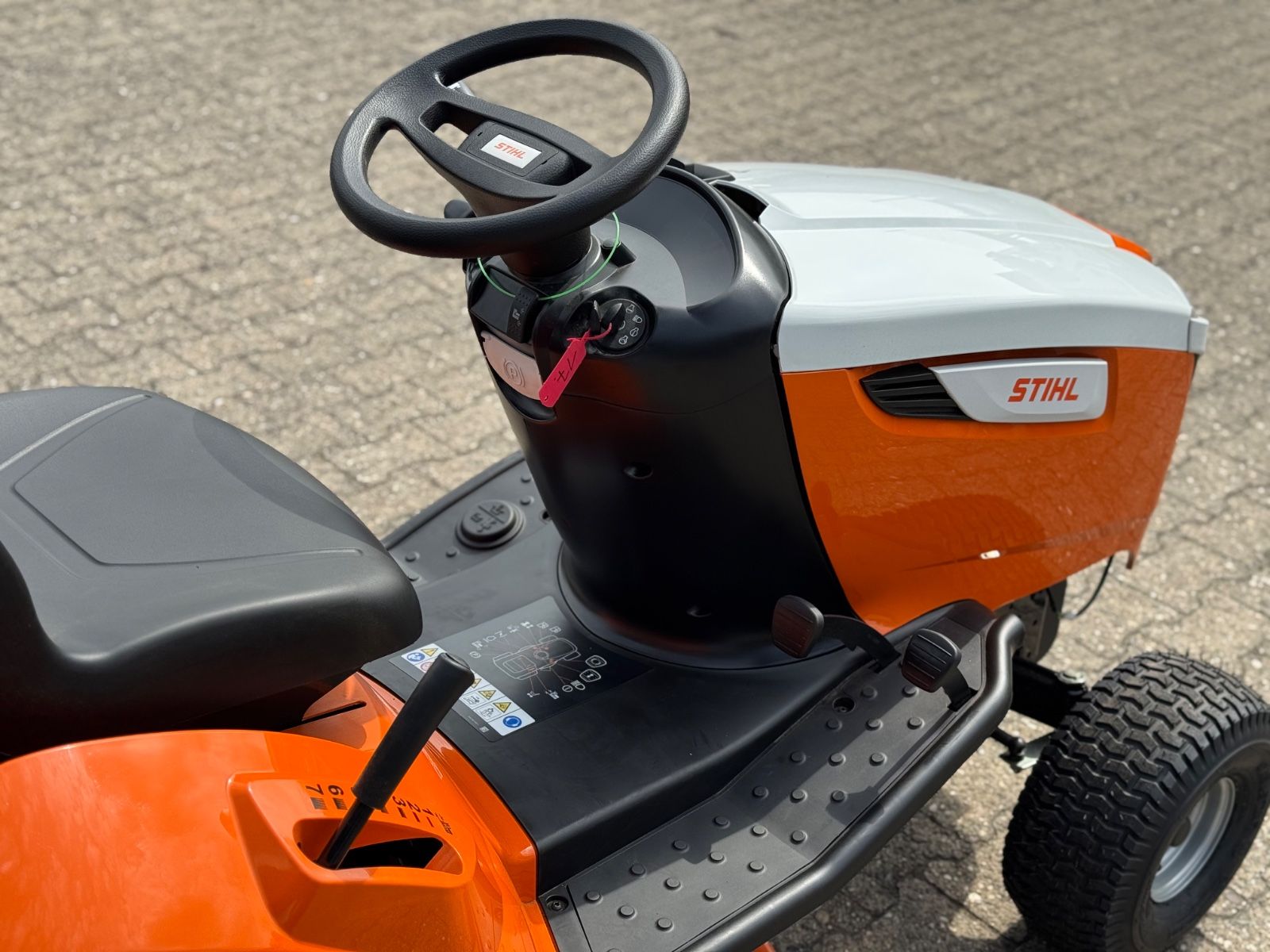 Fahrzeugabbildung Andere Rasentraktor STIHL RT 4097.1 SX Lawn Tractor