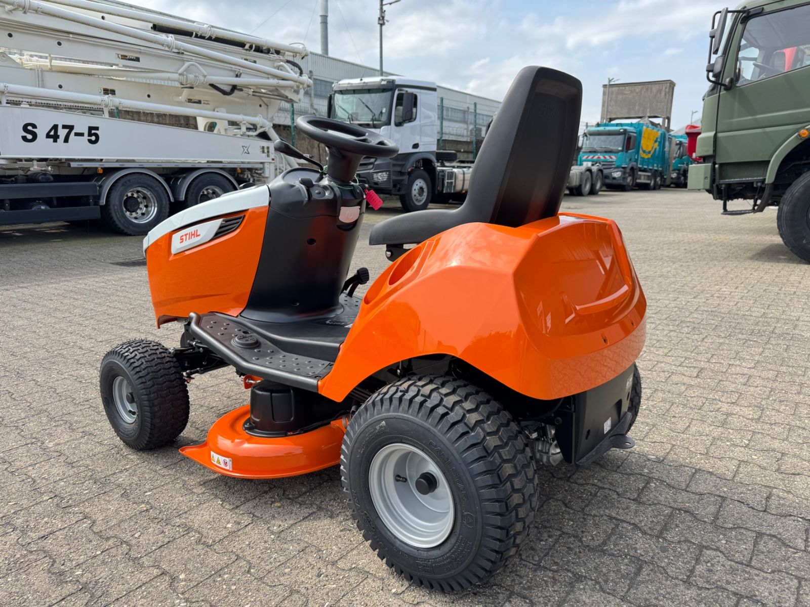 Fahrzeugabbildung Andere Rasentraktor STIHL RT 4097.1 SX Lawn Tractor