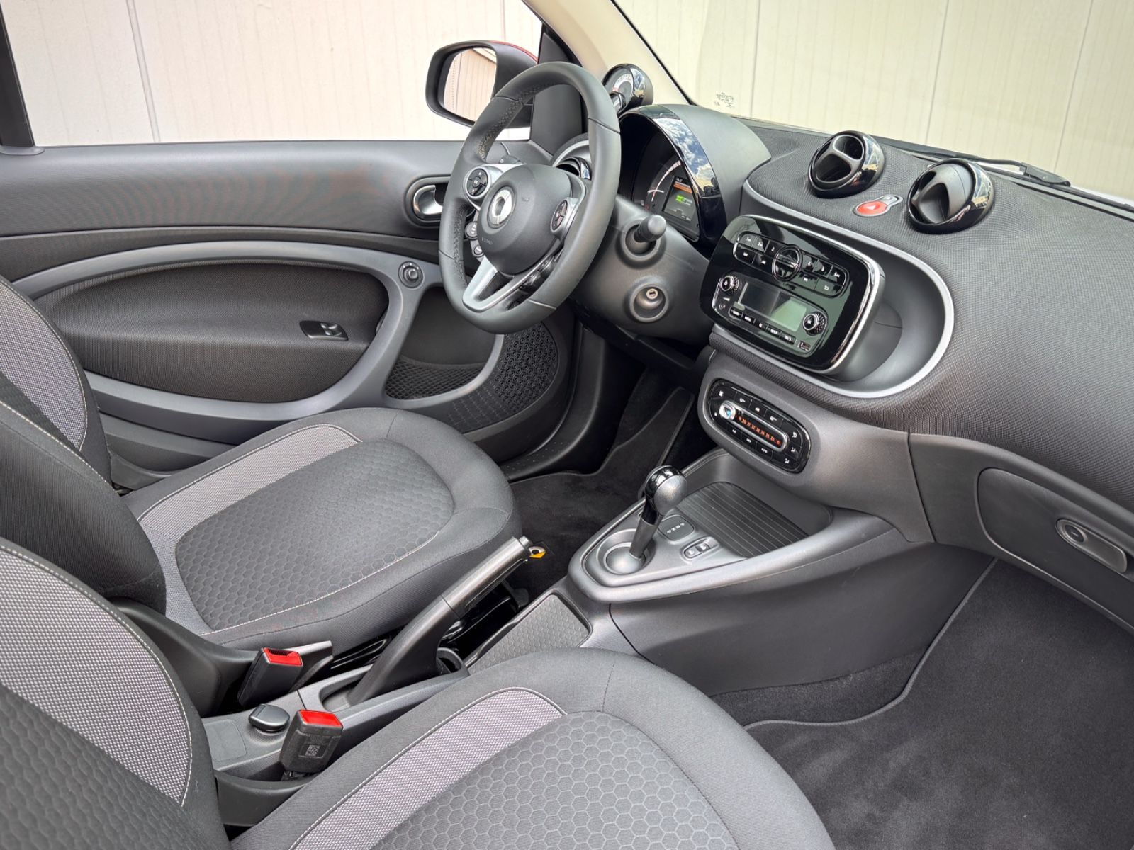 Fahrzeugabbildung Smart ForTwo Cabrio EQ Passion *TEL|LED|SHZ*