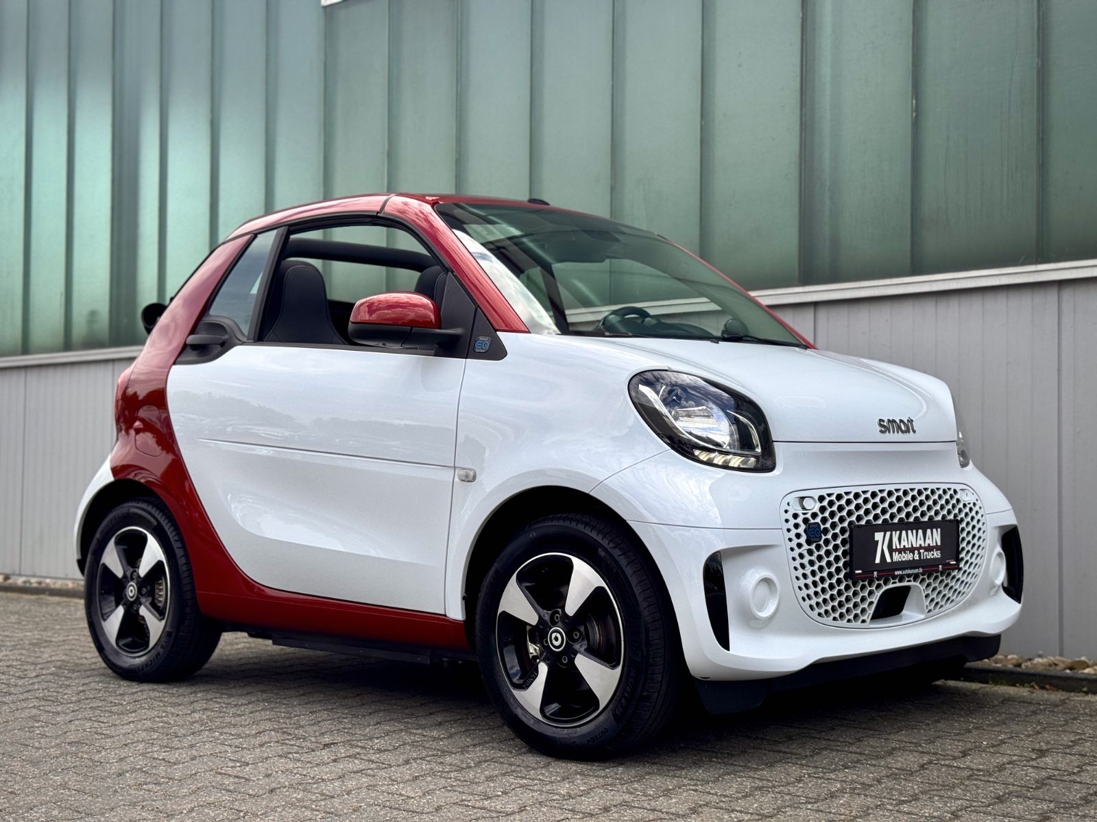 Fahrzeugabbildung Smart ForTwo Cabrio EQ Passion *TEL|LED|SHZ*