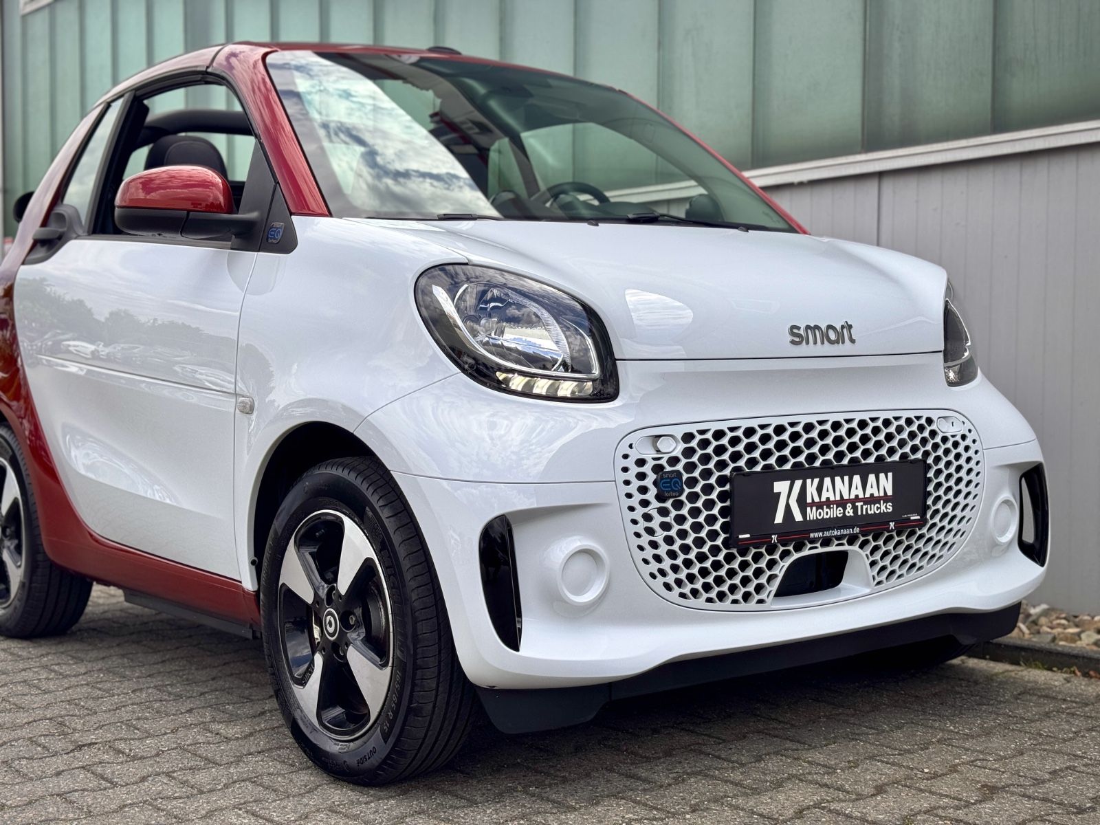 Fahrzeugabbildung Smart ForTwo Cabrio EQ Passion *TEL|LED|SHZ*