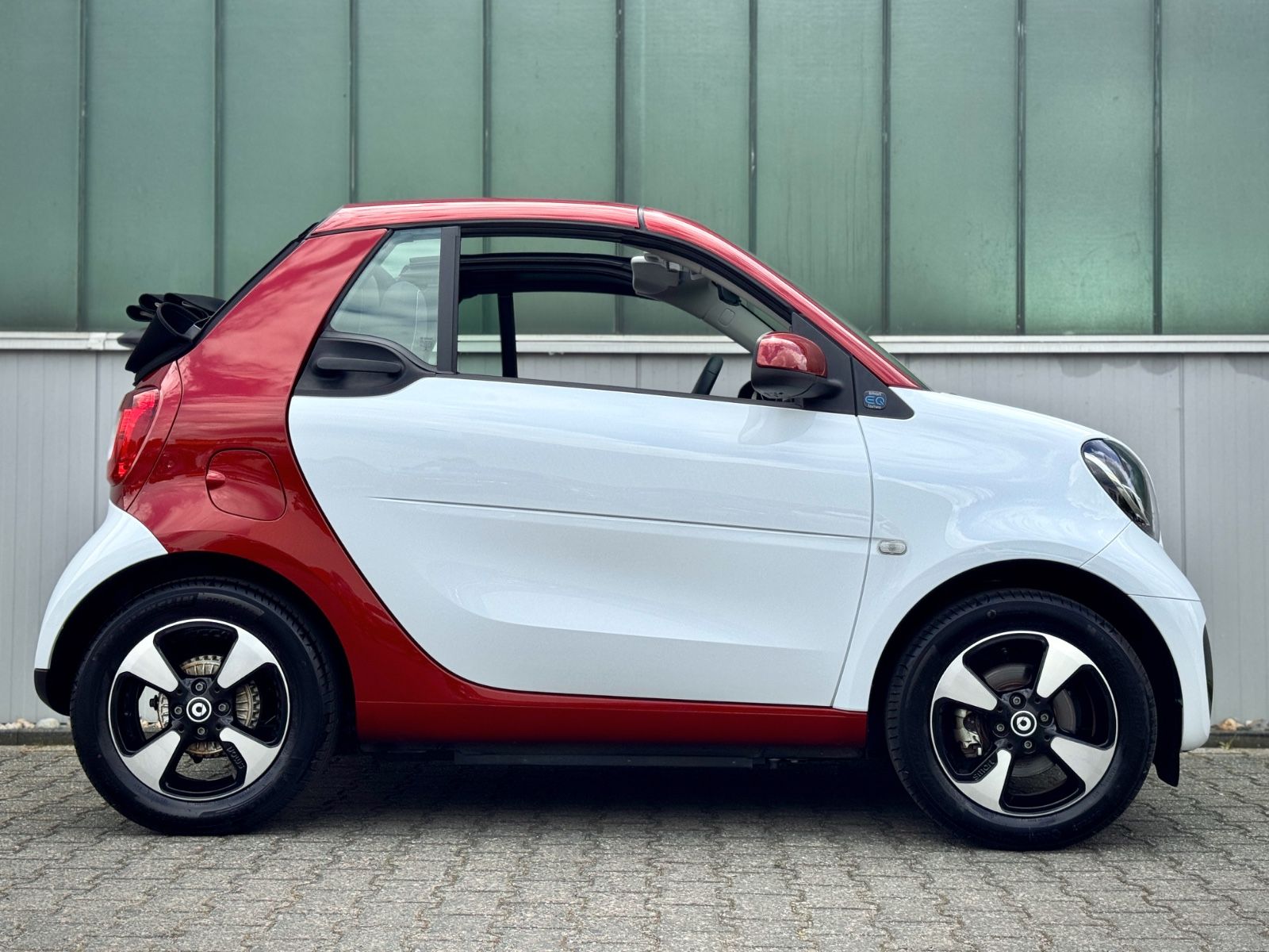 Fahrzeugabbildung Smart ForTwo Cabrio EQ Passion *TEL|LED|SHZ*