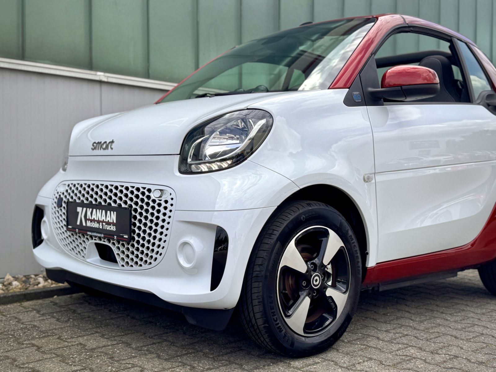 Fahrzeugabbildung Smart ForTwo Cabrio EQ Passion *TEL|LED|SHZ*