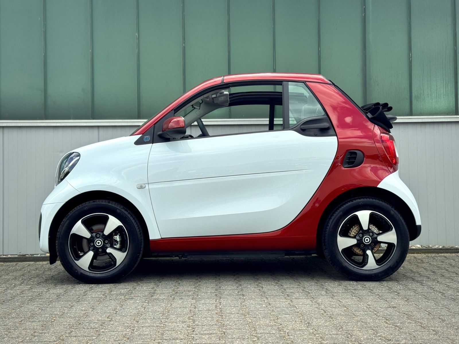 Fahrzeugabbildung Smart ForTwo Cabrio EQ Passion *TEL|LED|SHZ*