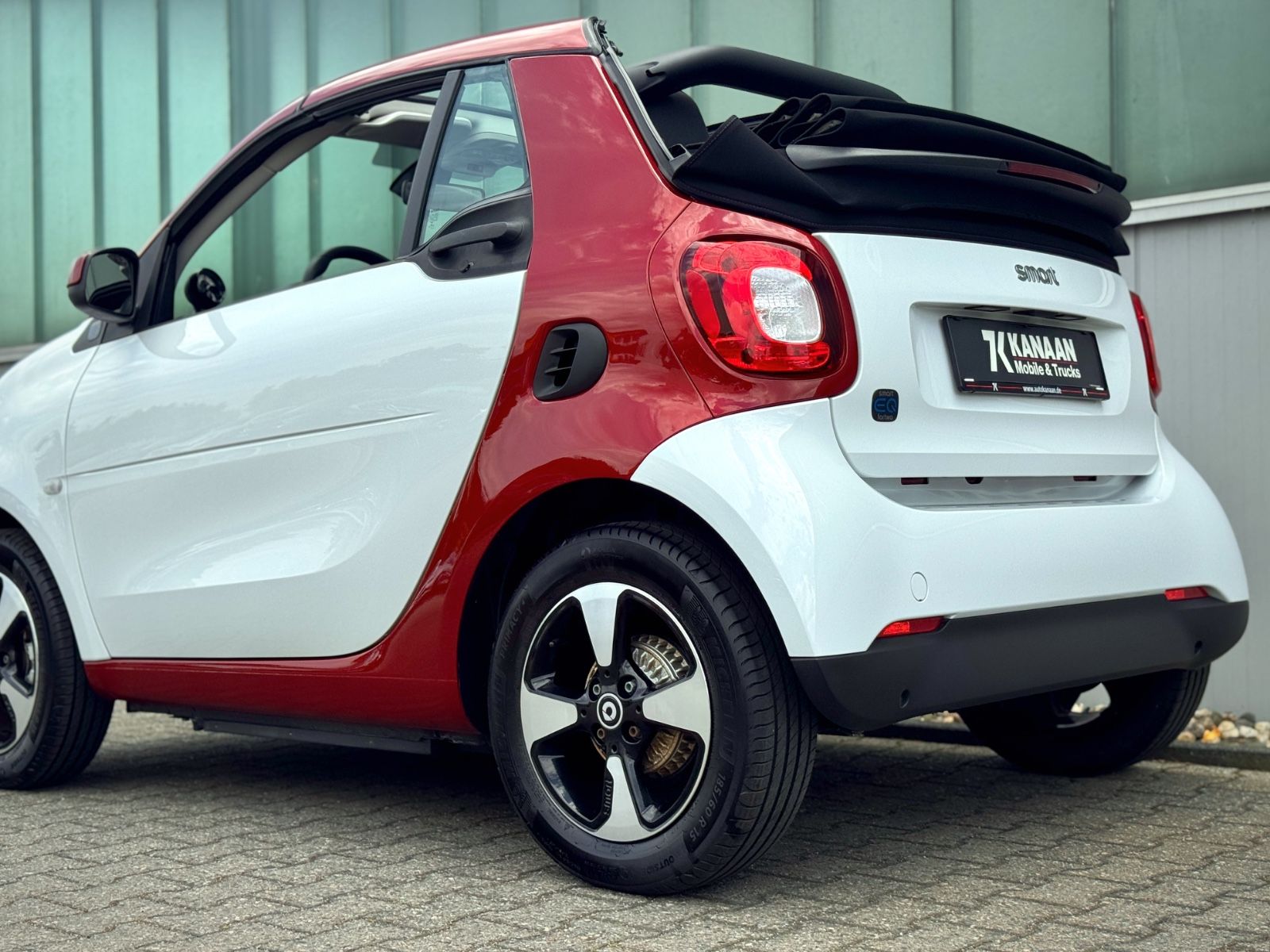 Fahrzeugabbildung Smart ForTwo Cabrio EQ Passion *TEL|LED|SHZ*