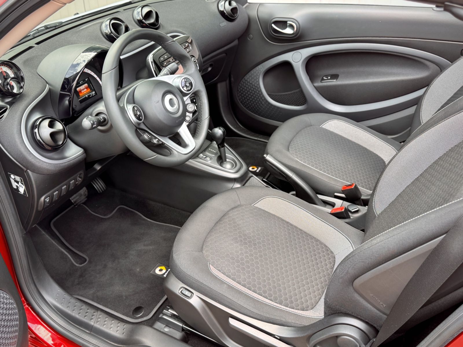 Fahrzeugabbildung Smart ForTwo Cabrio EQ Passion *TEL|LED|SHZ*