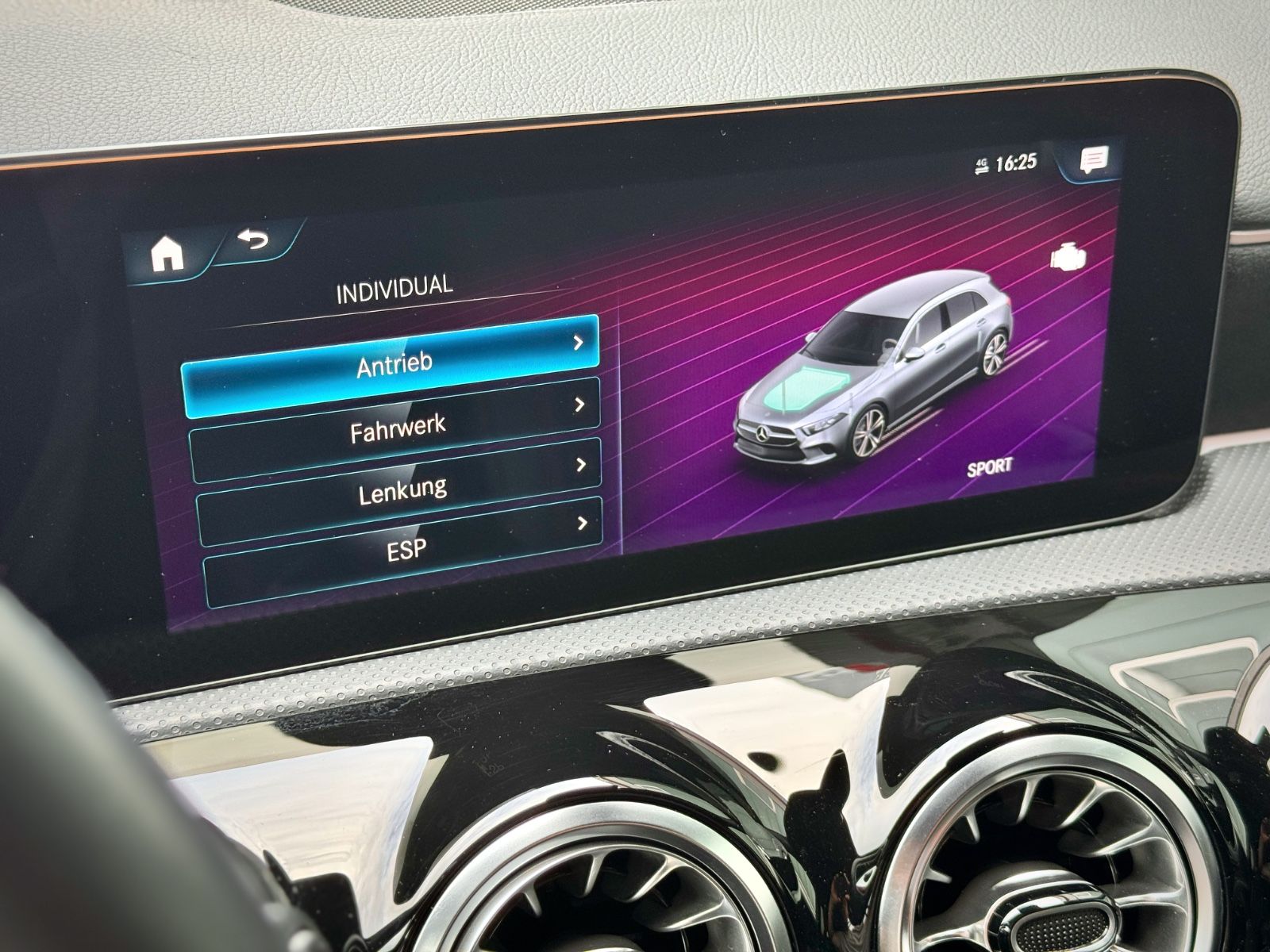 Fahrzeugabbildung Mercedes-Benz A 250 AMG-Line *LED|CAM|STANDHEIZUNG*