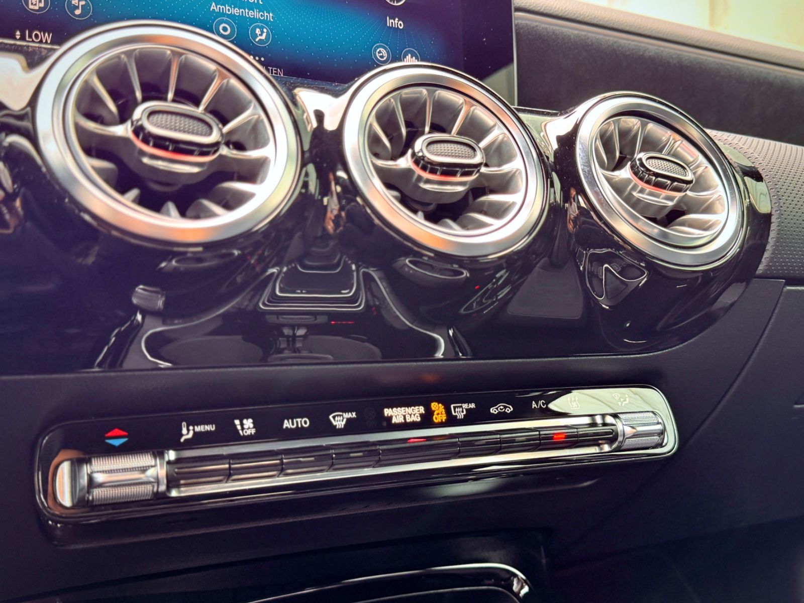 Fahrzeugabbildung Mercedes-Benz A 250 AMG-Line *LED|CAM|STANDHEIZUNG*