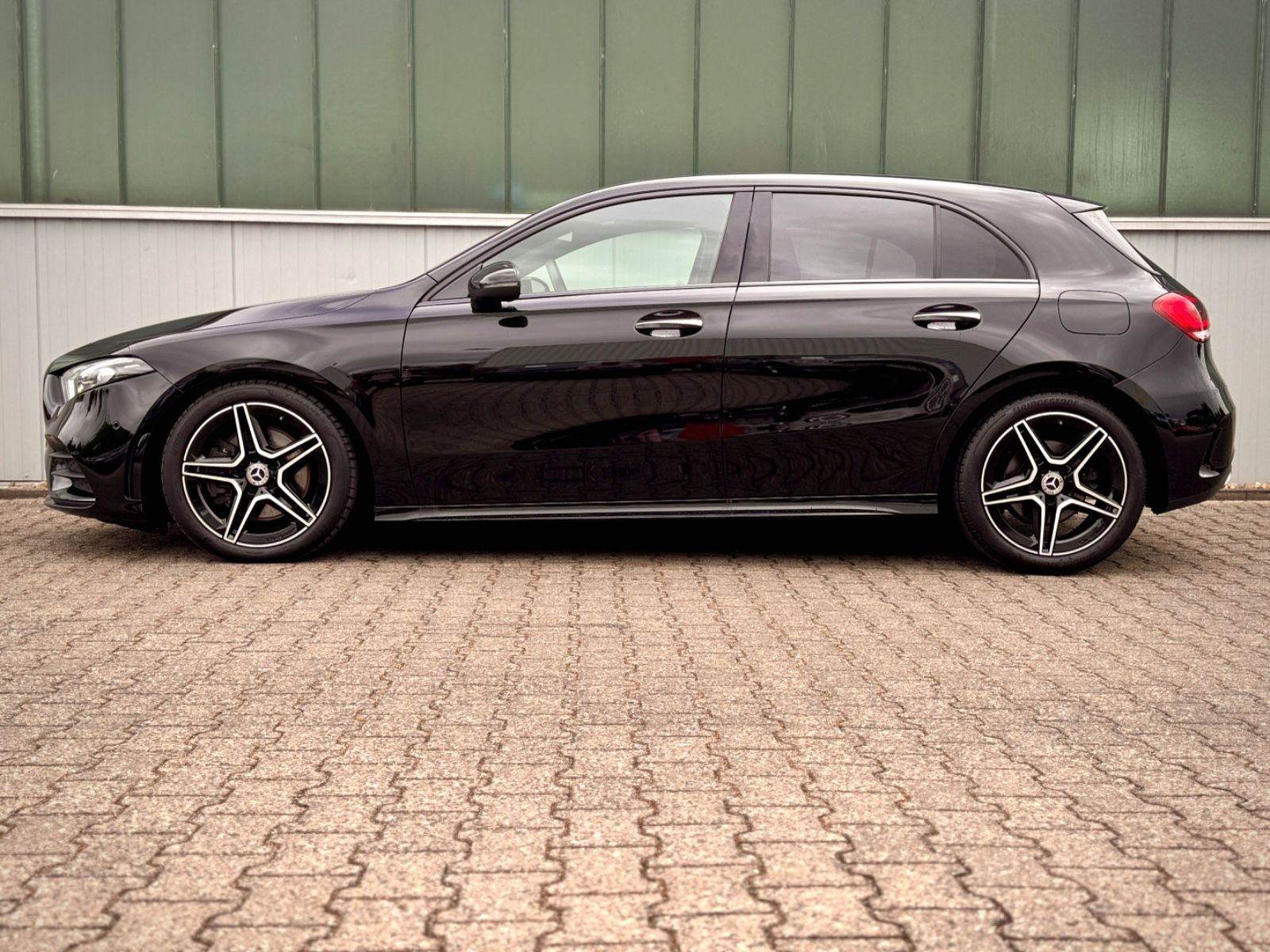 Fahrzeugabbildung Mercedes-Benz A 250 AMG-Line *LED|CAM|STANDHEIZUNG*