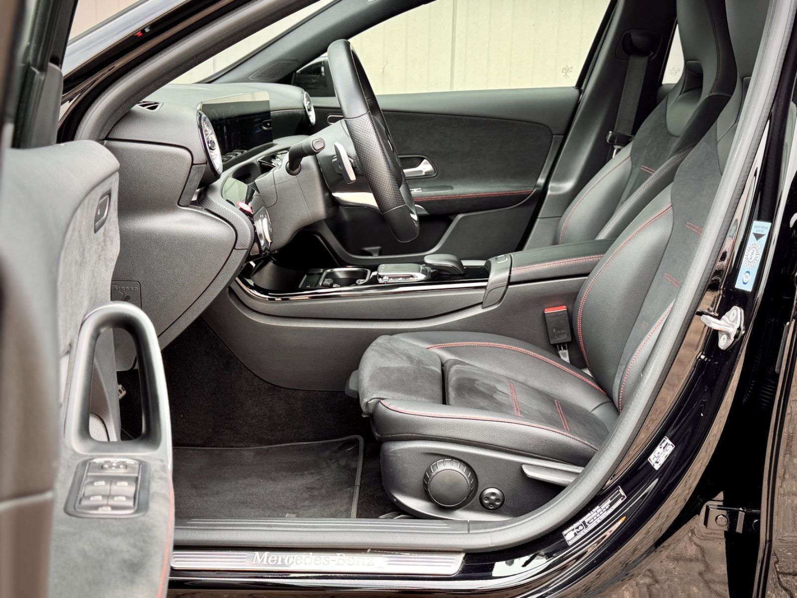 Fahrzeugabbildung Mercedes-Benz A 250 AMG-Line *LED|CAM|STANDHEIZUNG*