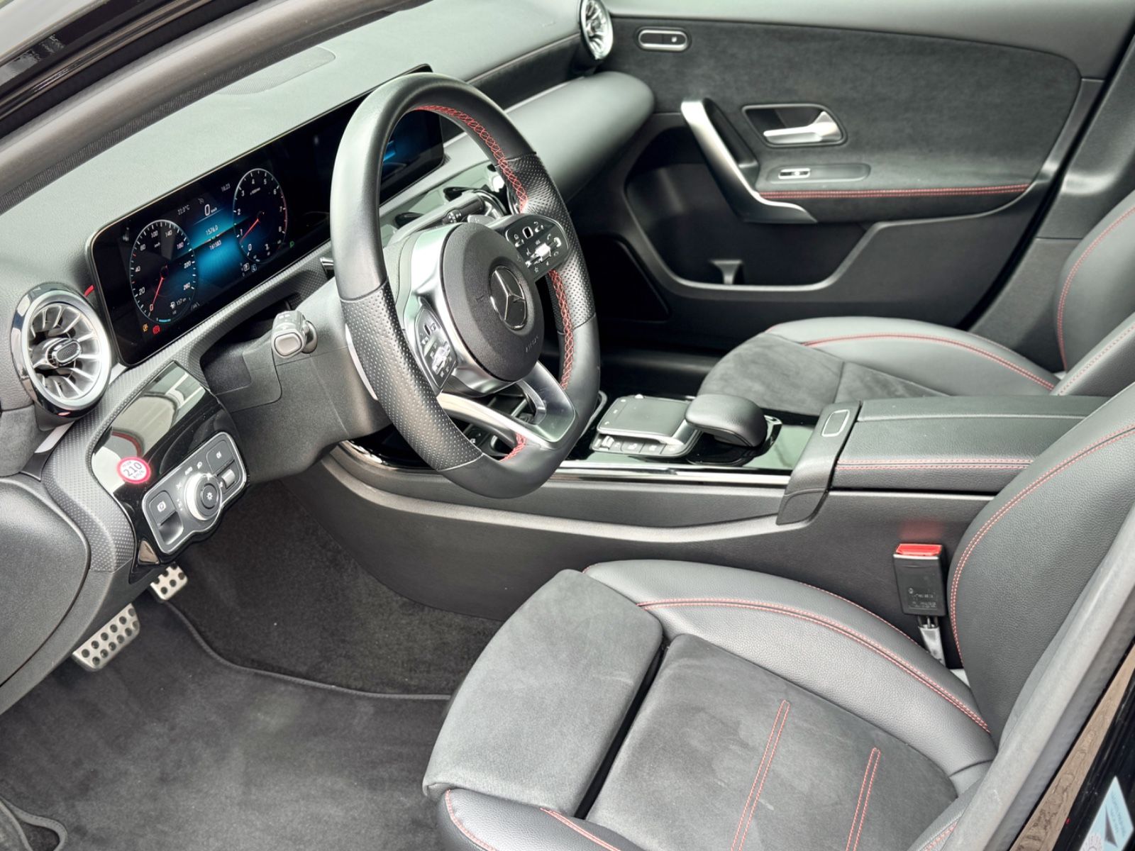 Fahrzeugabbildung Mercedes-Benz A 250 AMG-Line *LED|CAM|STANDHEIZUNG*
