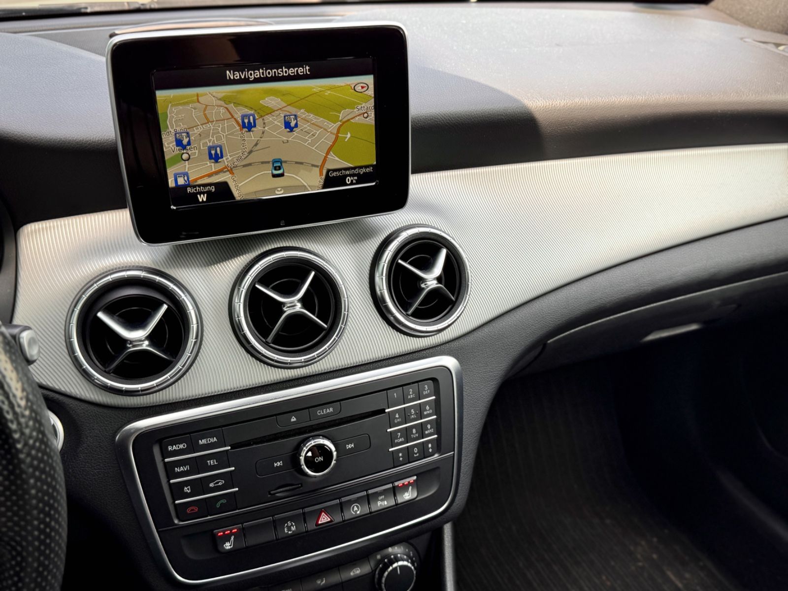 Fahrzeugabbildung Mercedes-Benz CLA 180 Coupe Urban *XENON|NAVI|PDC*