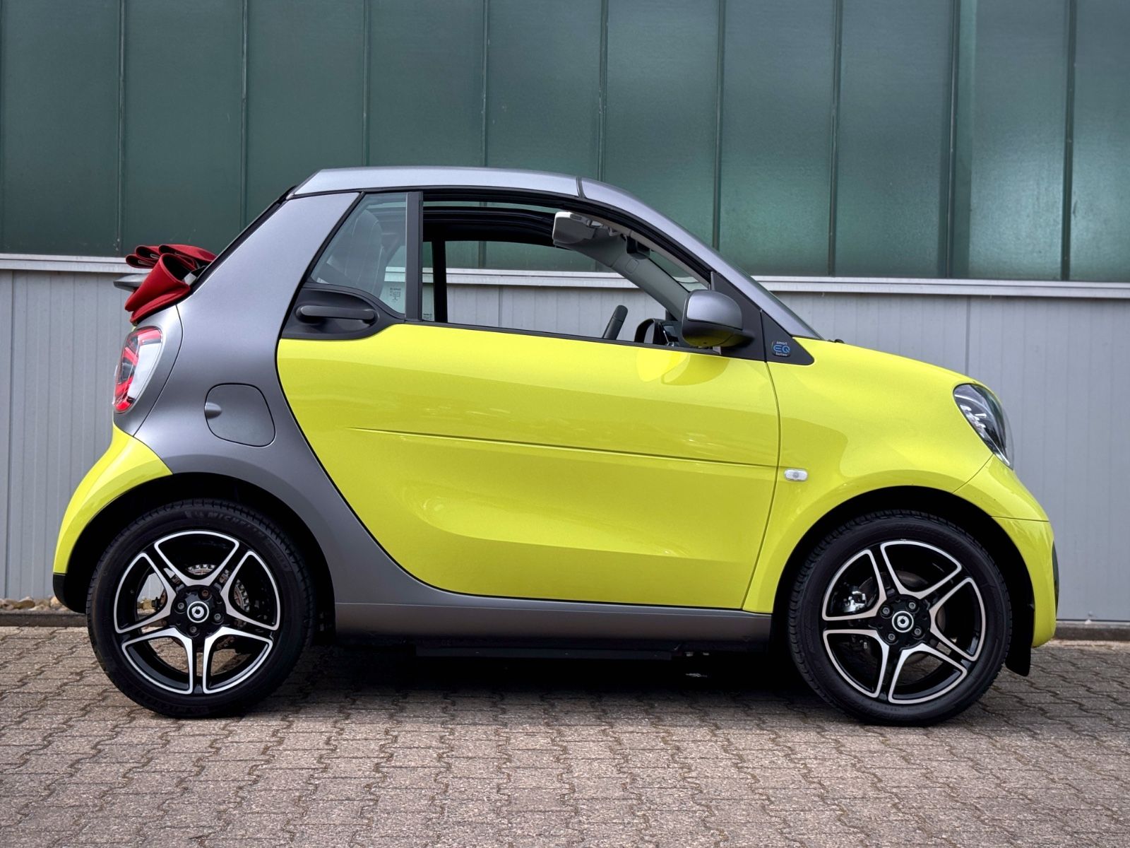 Fahrzeugabbildung Smart ForTwo Cabrio EQ Prime *LED|CAM|CARPLAY*
