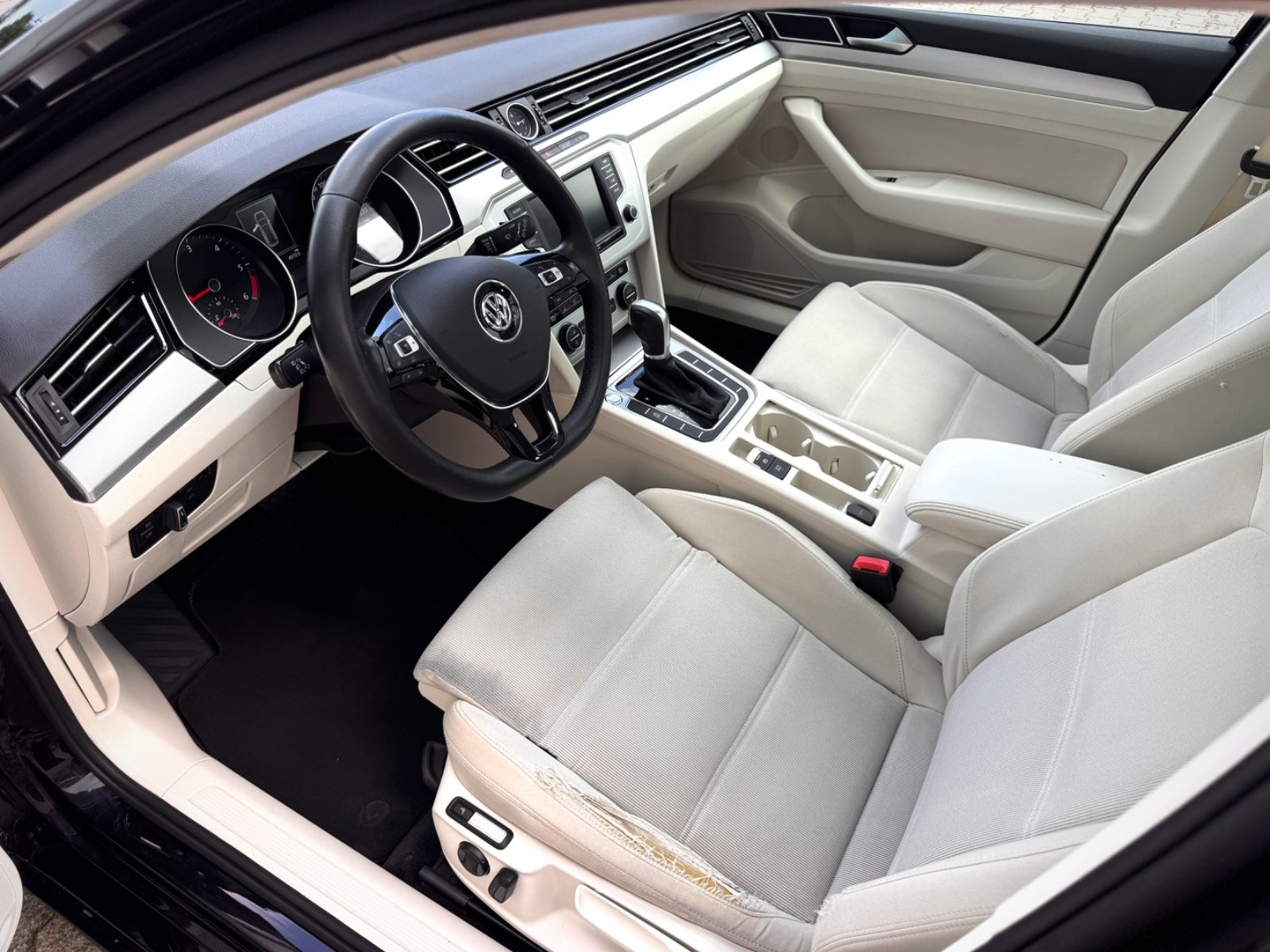 Fahrzeugabbildung Volkswagen Passat 2.0 TDI Comfortline *DSG|PANORAMA|ACC*