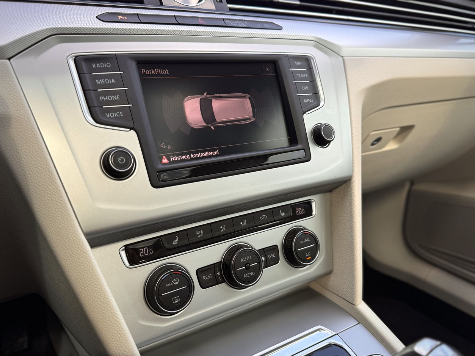 Fahrzeugabbildung Volkswagen Passat 2.0 TDI Comfortline *DSG|PANORAMA|ACC*