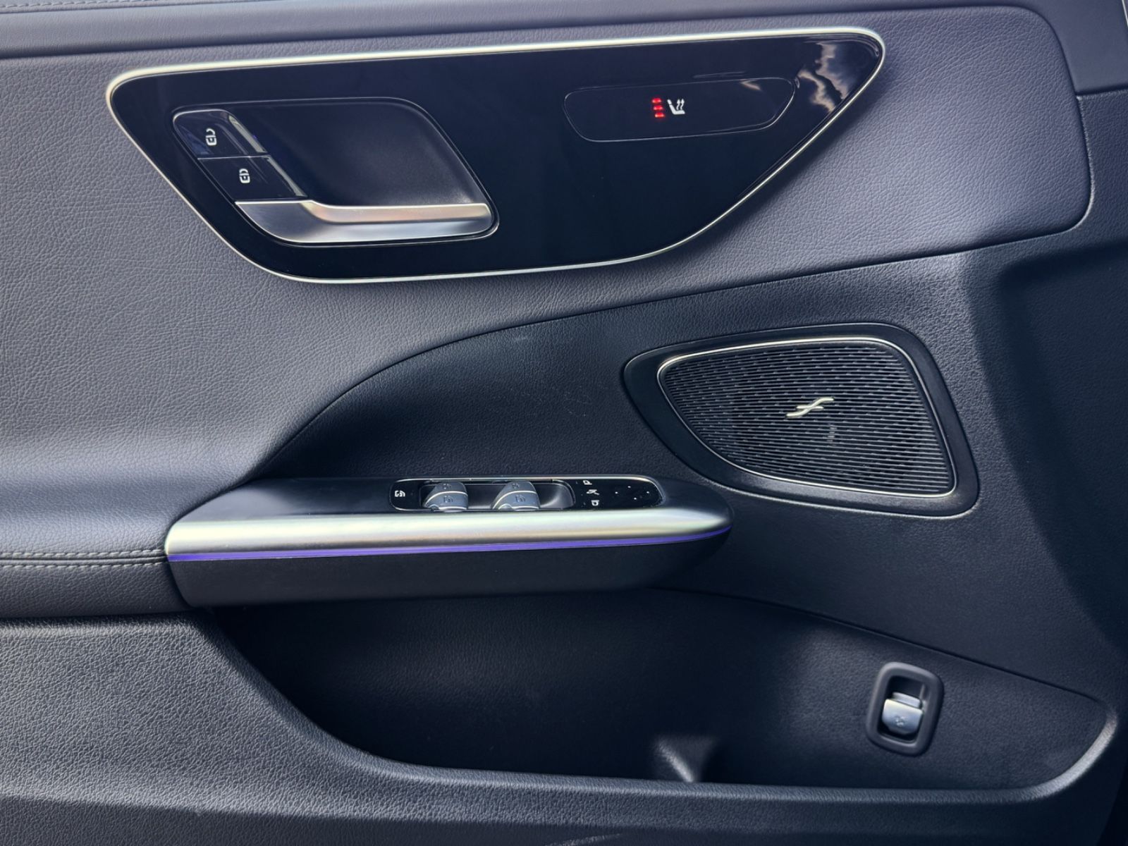 Fahrzeugabbildung Mercedes-Benz C 300 AMG-Line *PANORAMA|LED|CAM*