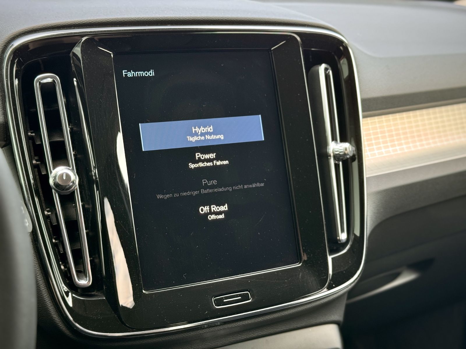 Fahrzeugabbildung Volvo XC40 1.5T4 Plug-In Hybid Inscription Expression