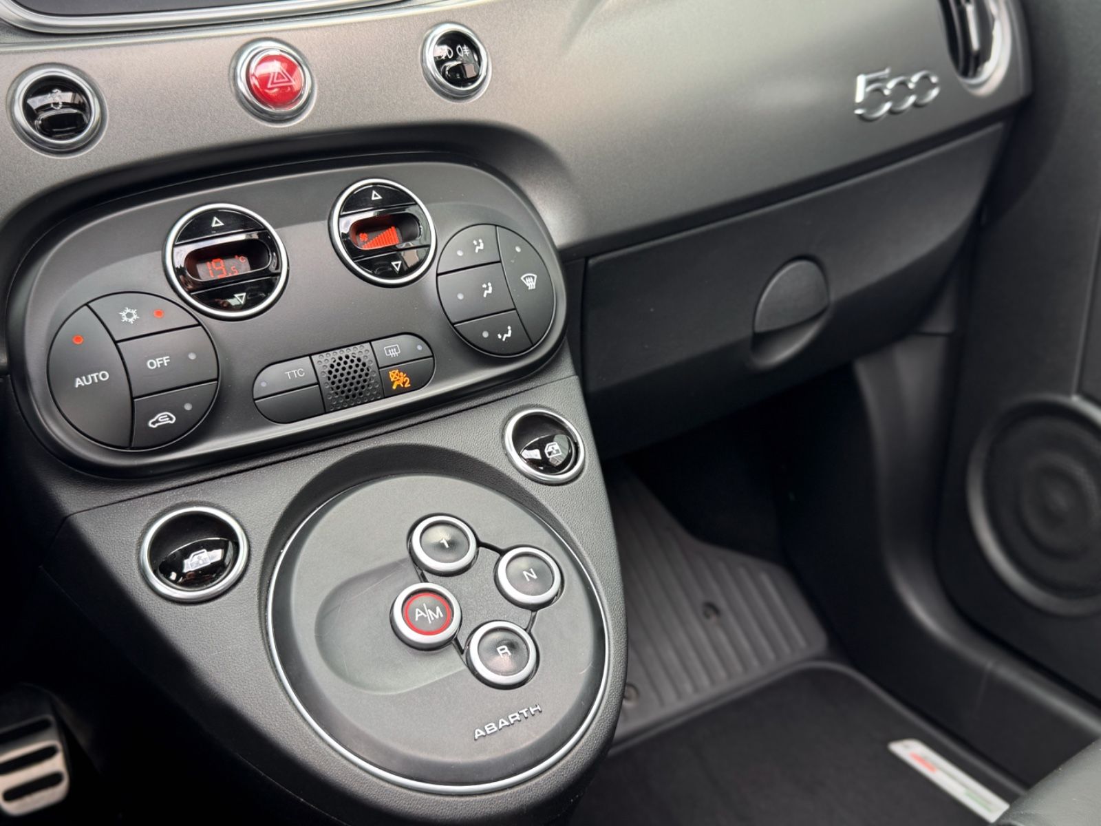 Fahrzeugabbildung Fiat Abarth 595 Turismo Dualogic *XENON|PANORAMA|PDC*