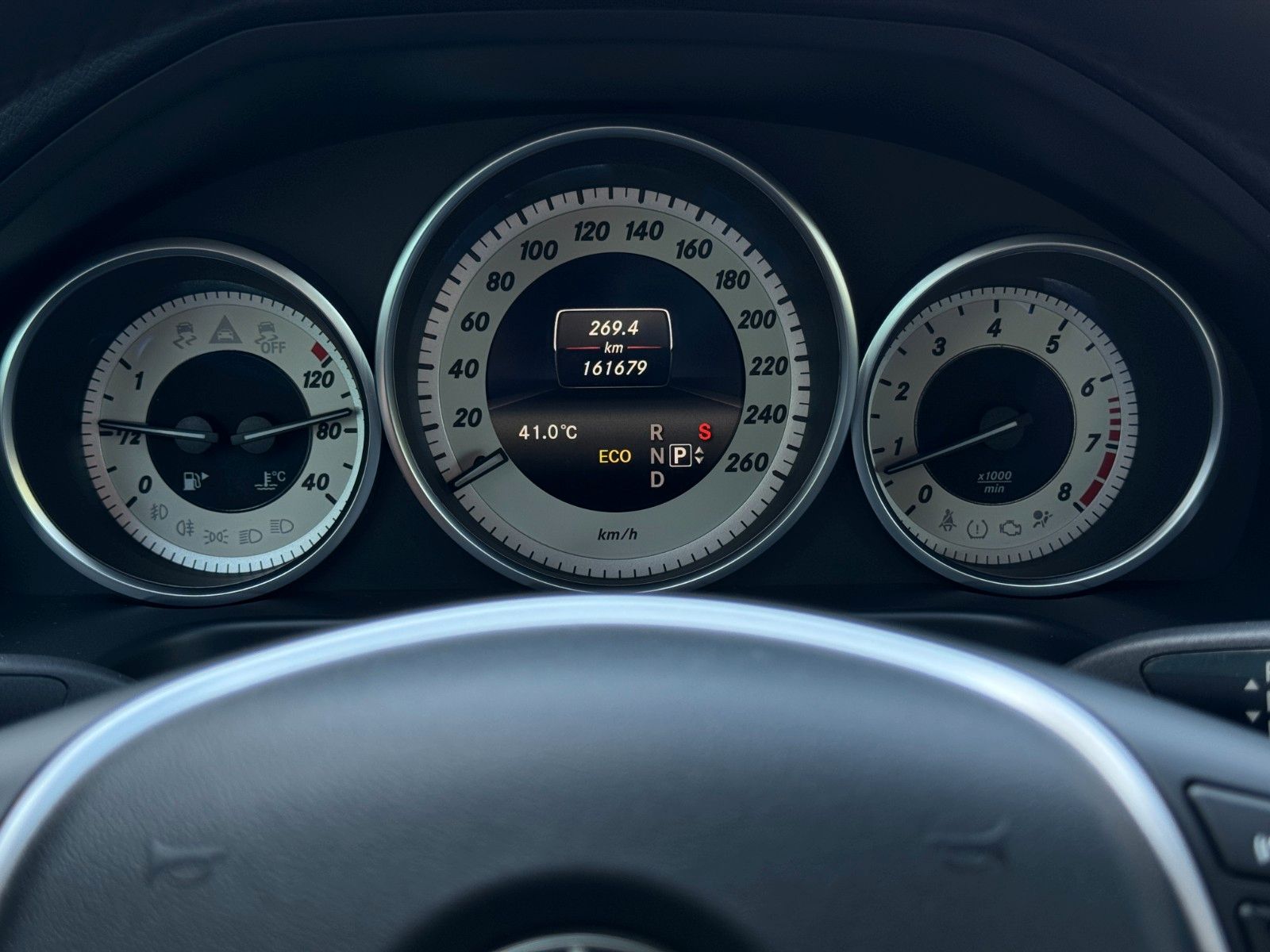 Fahrzeugabbildung Mercedes-Benz E 350 CGI AVANTGARDE *LED|CAM|AIRMATIC|1.HAND*
