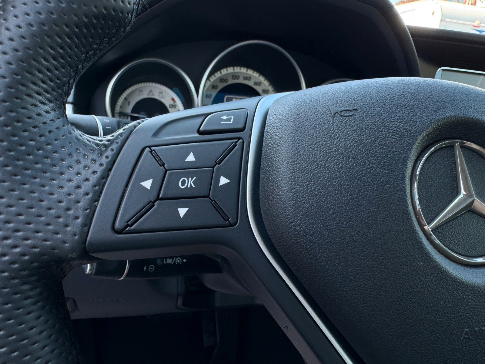 Fahrzeugabbildung Mercedes-Benz E 350 CGI AVANTGARDE *LED|CAM|AIRMATIC|1.HAND*