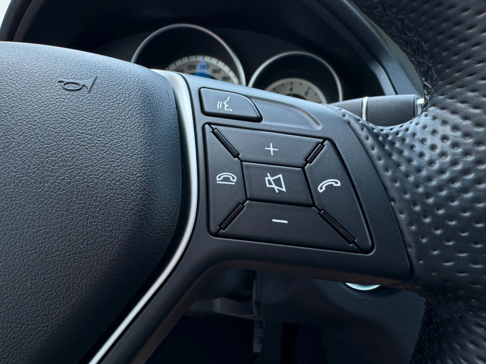 Fahrzeugabbildung Mercedes-Benz E 350 CGI AVANTGARDE *LED|CAM|AIRMATIC|1.HAND*