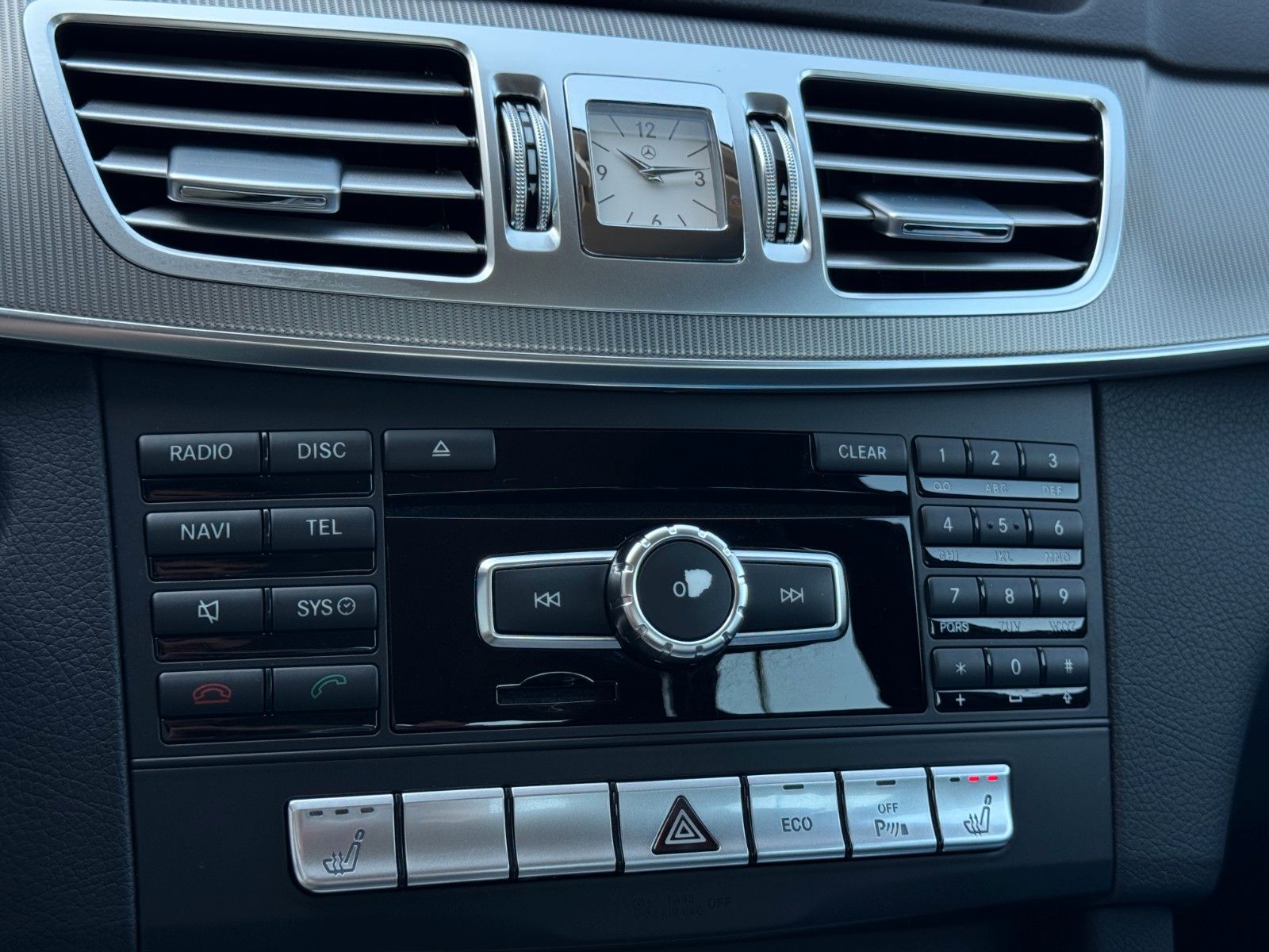 Fahrzeugabbildung Mercedes-Benz E 350 CGI AVANTGARDE *LED|CAM|AIRMATIC|1.HAND*