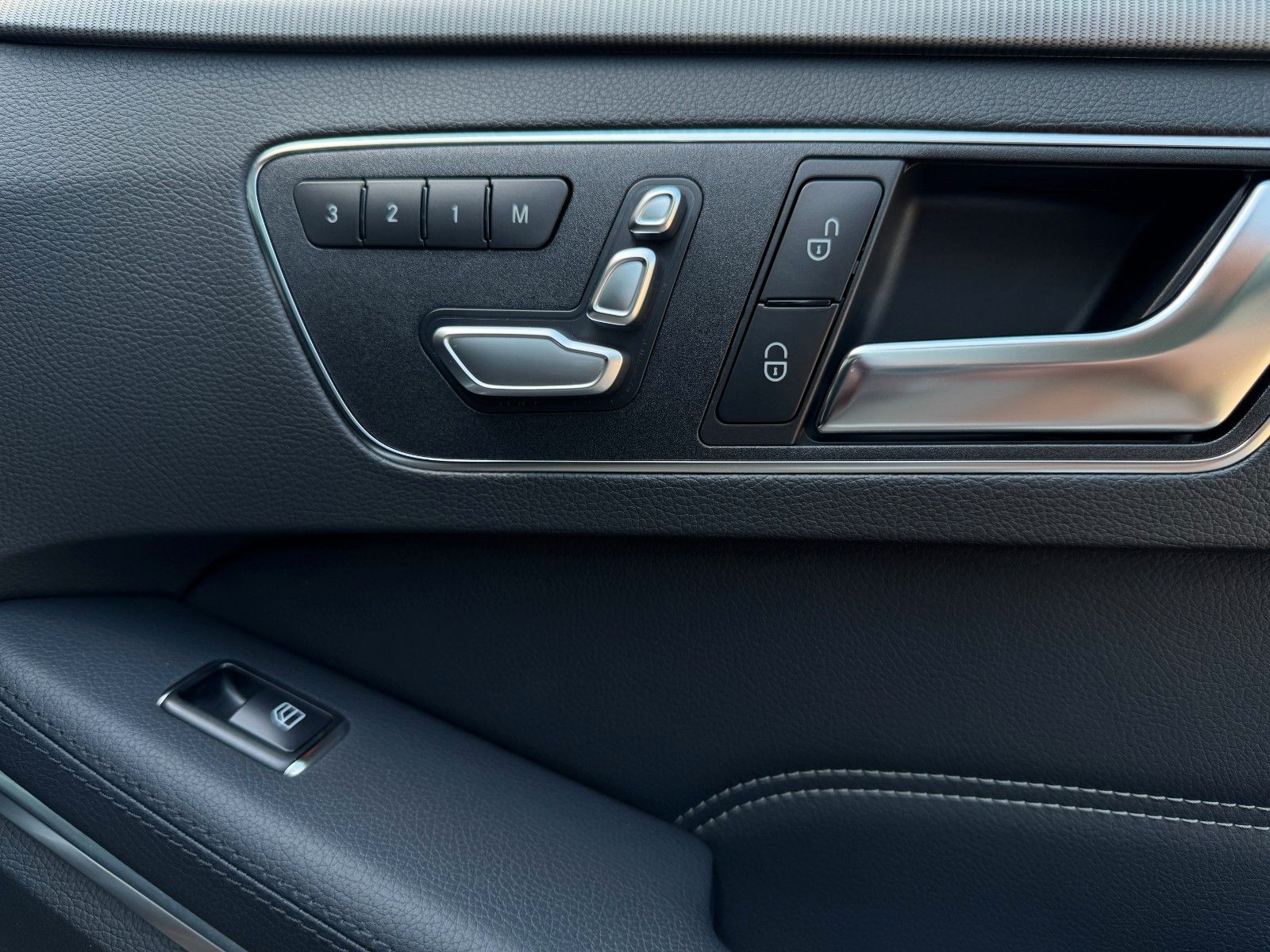 Fahrzeugabbildung Mercedes-Benz E 350 CGI AVANTGARDE *LED|CAM|AIRMATIC|1.HAND*