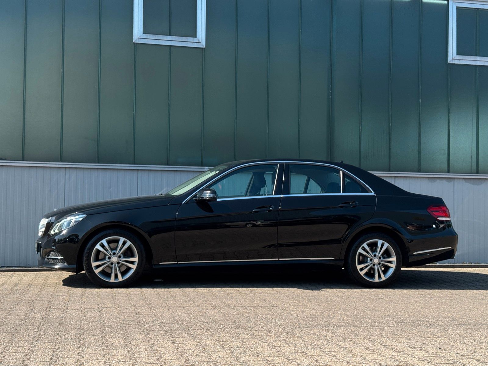 Fahrzeugabbildung Mercedes-Benz E 350 CGI AVANTGARDE *LED|CAM|AIRMATIC|1.HAND*