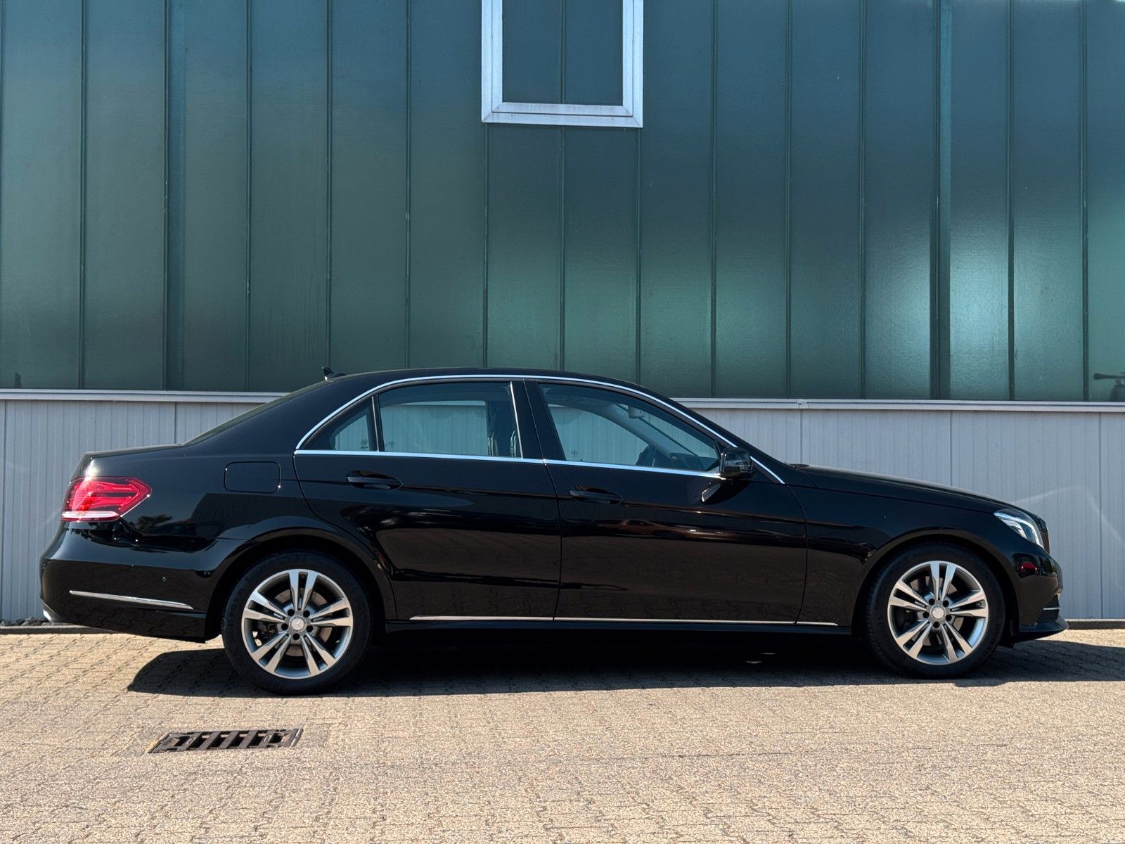 Fahrzeugabbildung Mercedes-Benz E 350 CGI AVANTGARDE *LED|CAM|AIRMATIC|1.HAND*