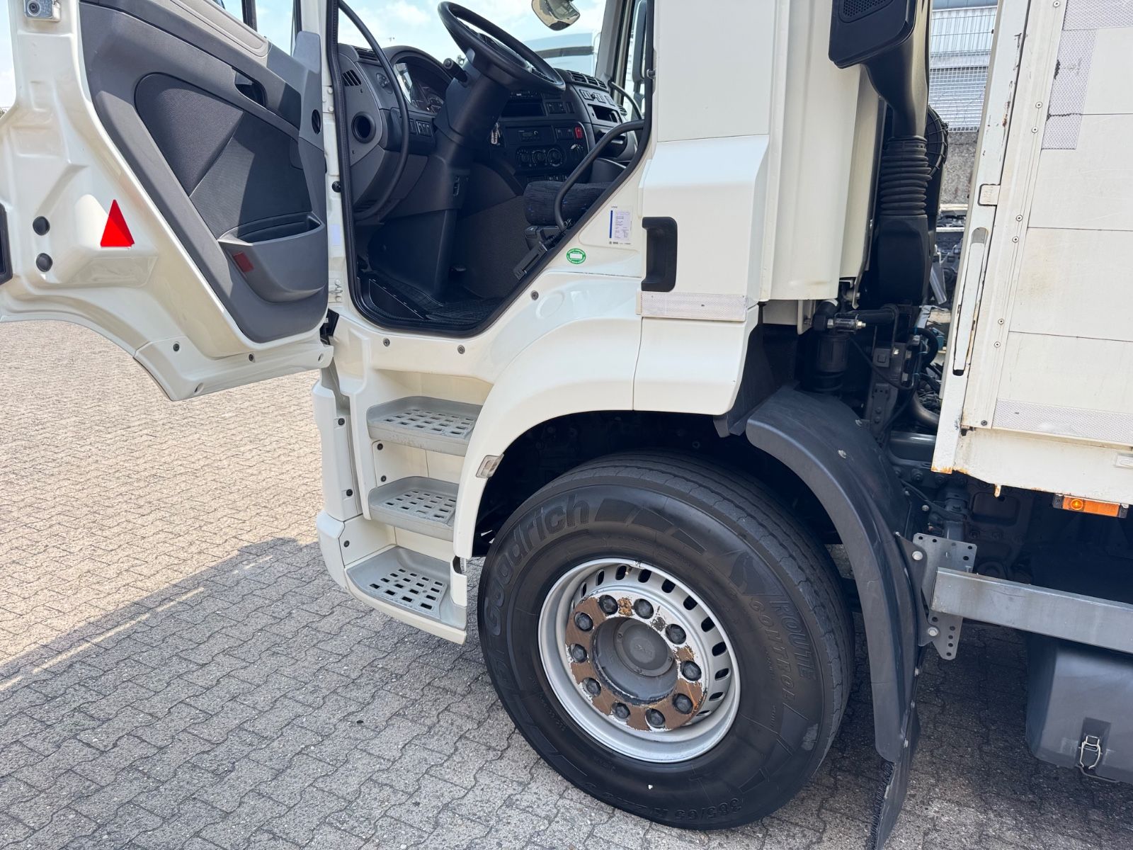 Fahrzeugabbildung DAF CF 460  6x2  Baustoff Palfinger PK18001L TÜV NEU