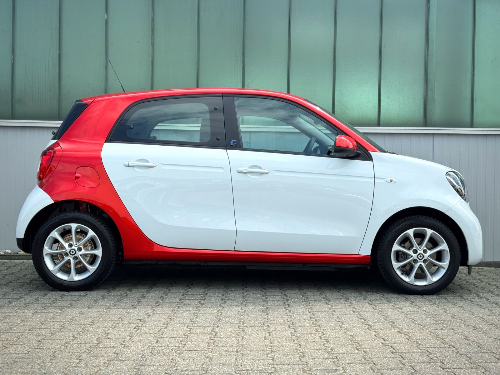 Fahrzeugabbildung Smart ForFour EQ/Electric Drive PASSION *DAB|PDC|SHZ*