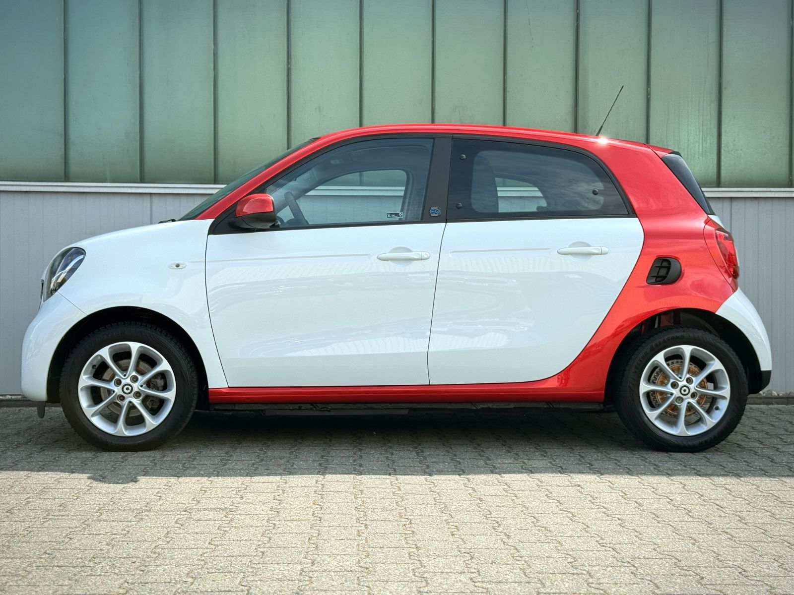 Fahrzeugabbildung Smart ForFour EQ/Electric Drive PASSION *DAB|PDC|SHZ*