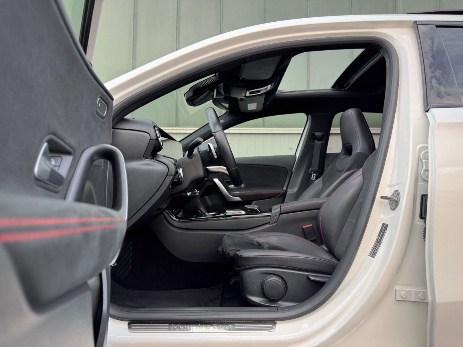 Fahrzeugabbildung Mercedes-Benz A 250 AMG-Line *PANORAMA|NIGHT|DAB|LED*