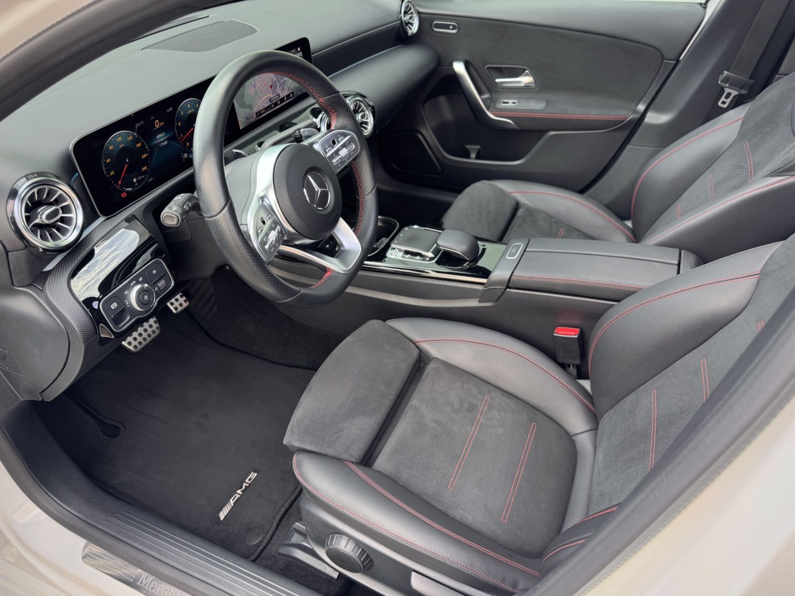 Fahrzeugabbildung Mercedes-Benz A 250 AMG-Line *PANORAMA|NIGHT|DAB|LED*