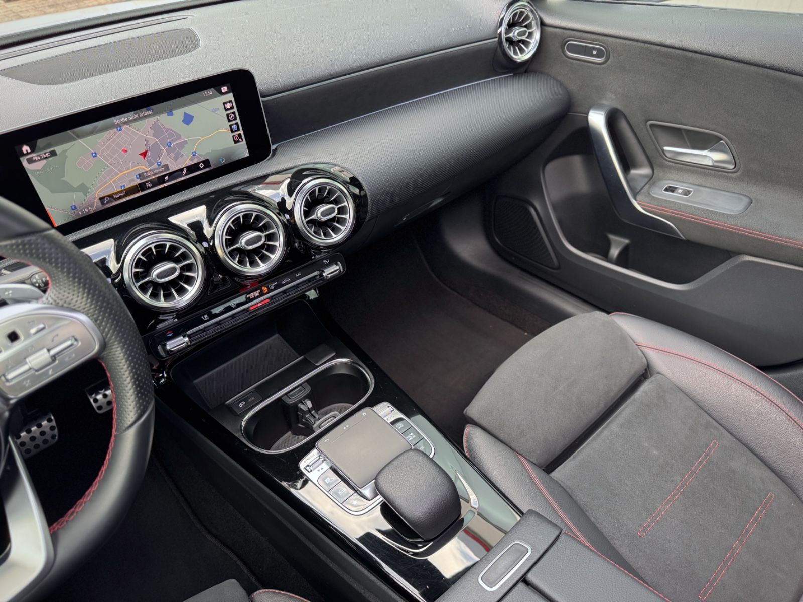 Fahrzeugabbildung Mercedes-Benz A 250 AMG-Line *PANORAMA|NIGHT|DAB|LED*