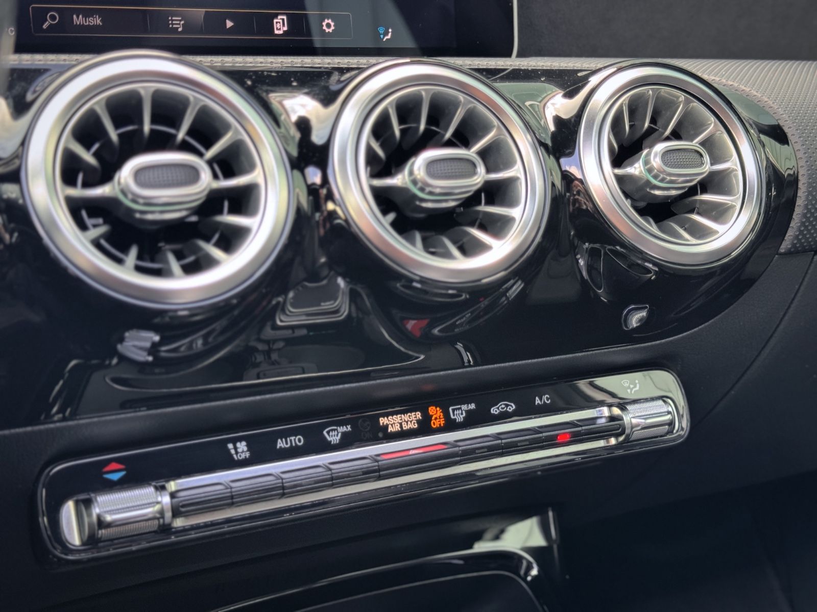 Fahrzeugabbildung Mercedes-Benz A 250 AMG-Line *PANORAMA|NIGHT|DAB|LED*