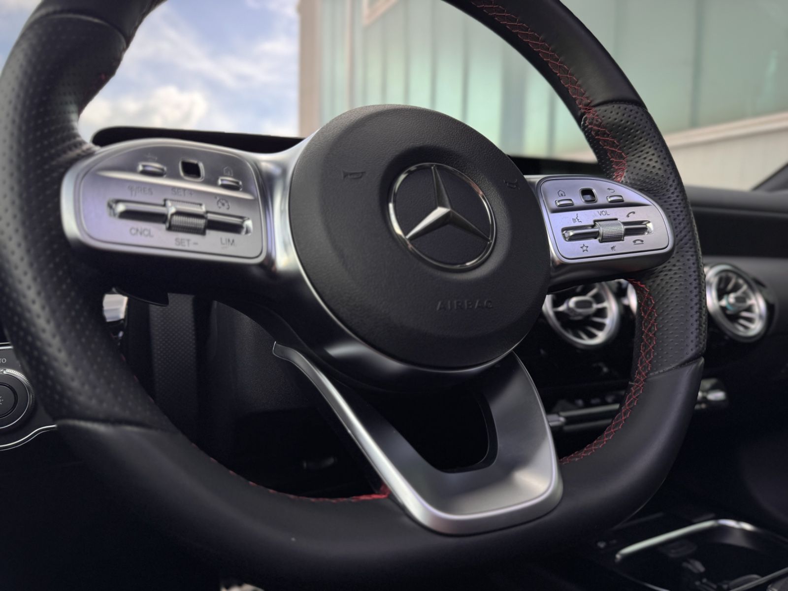Fahrzeugabbildung Mercedes-Benz A 250 AMG-Line *PANORAMA|NIGHT|DAB|LED*