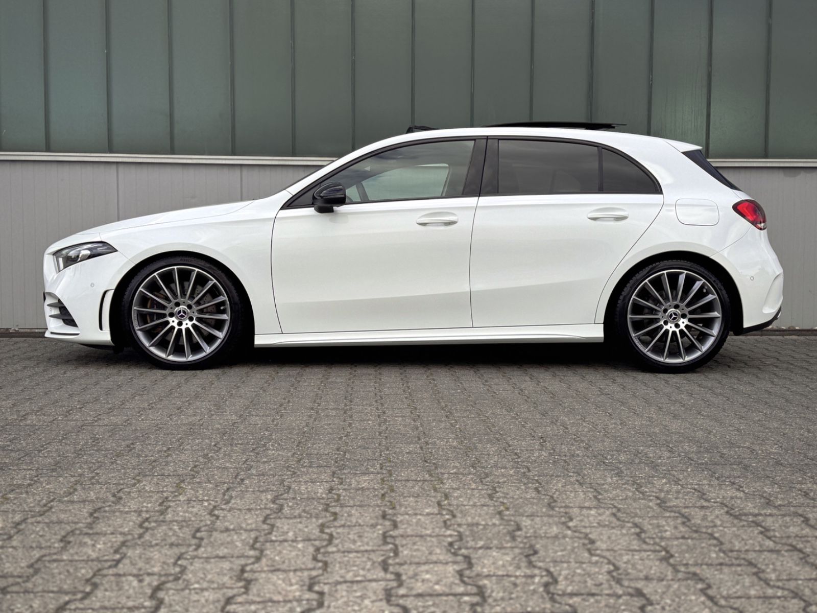 Fahrzeugabbildung Mercedes-Benz A 250 AMG-Line *PANORAMA|NIGHT|DAB|LED*