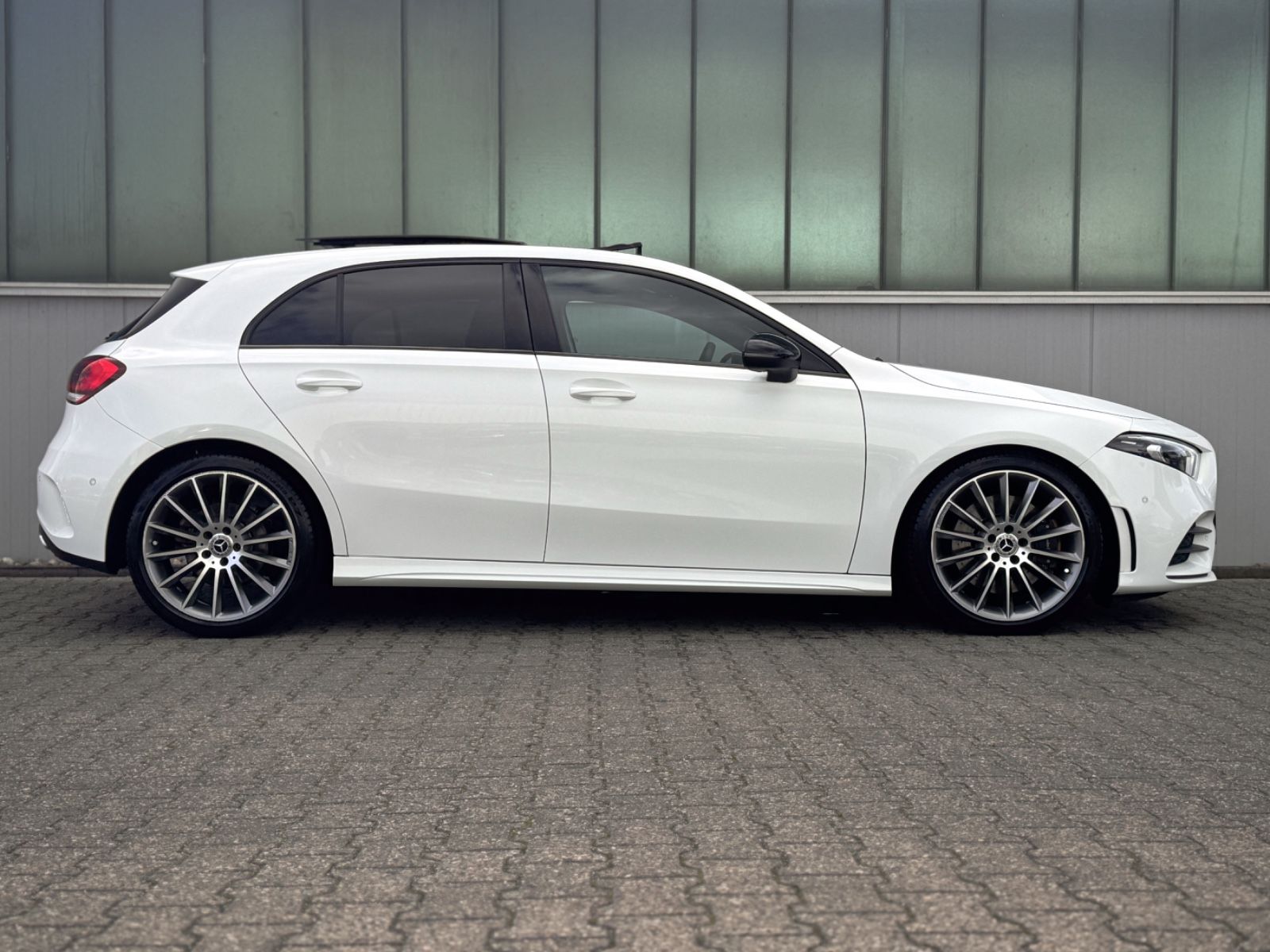 Fahrzeugabbildung Mercedes-Benz A 250 AMG-Line *PANORAMA|NIGHT|DAB|LED*
