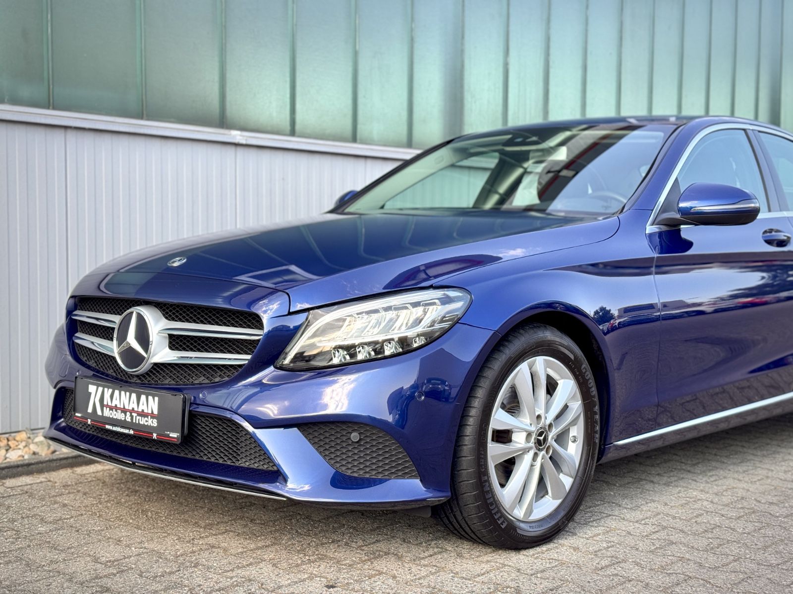Fahrzeugabbildung Mercedes-Benz C 180 CGI Avantgarde *NAVI|CAM|SCHECKHEFT*