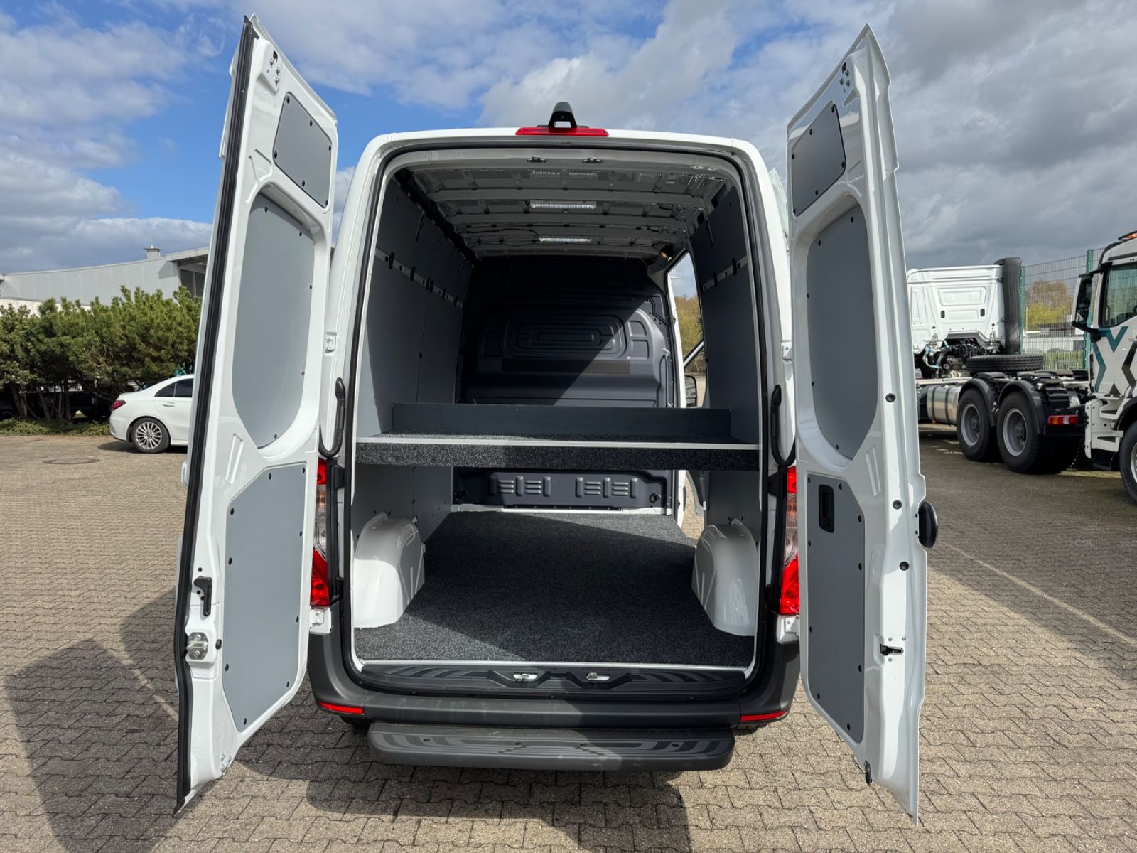 Fahrzeugabbildung Mercedes-Benz 211 CDI Sprinter III Kasten L2 Hoch WIE NEU