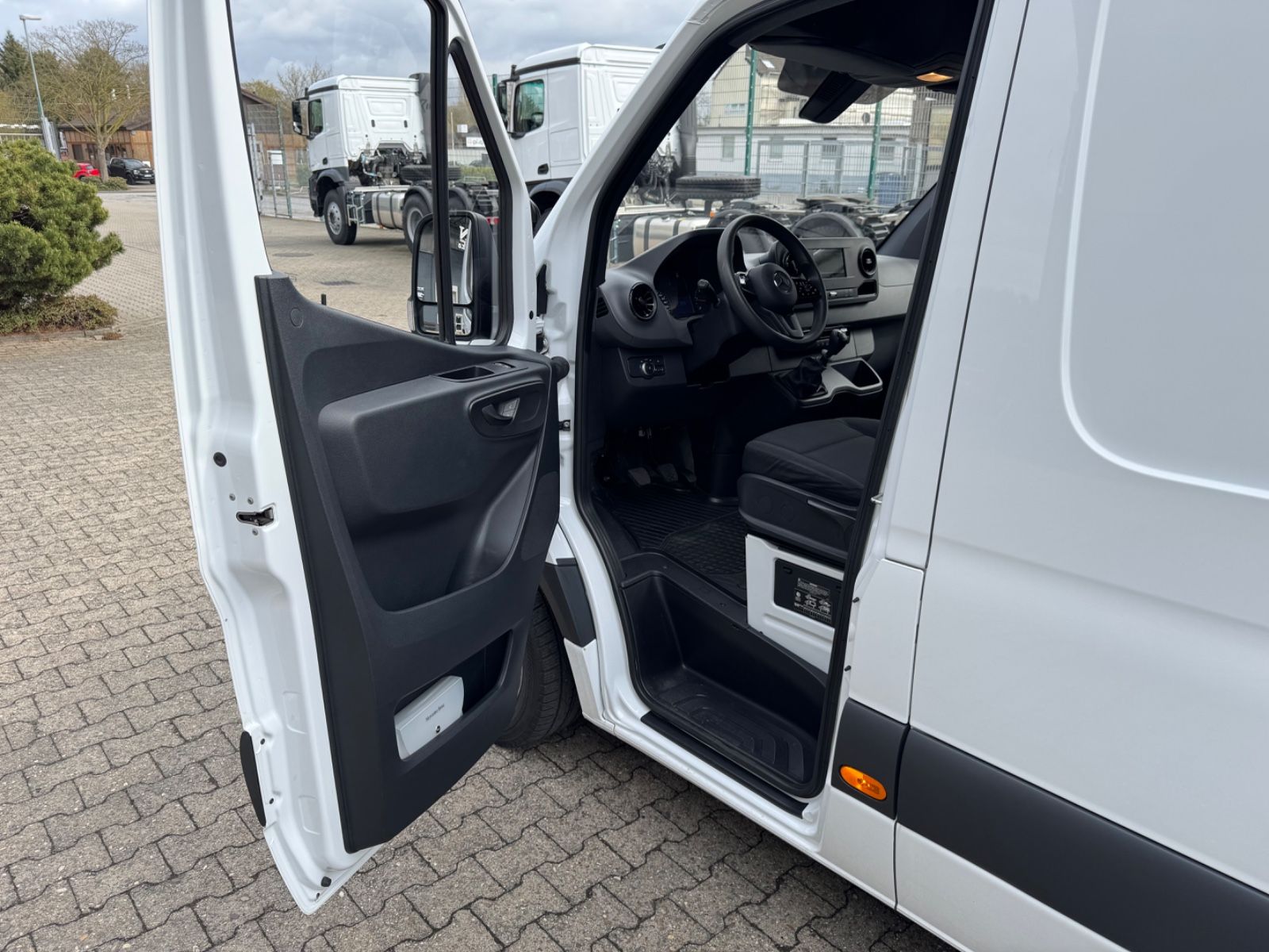 Fahrzeugabbildung Mercedes-Benz 211 CDI Sprinter III Kasten L2 Hoch WIE NEU