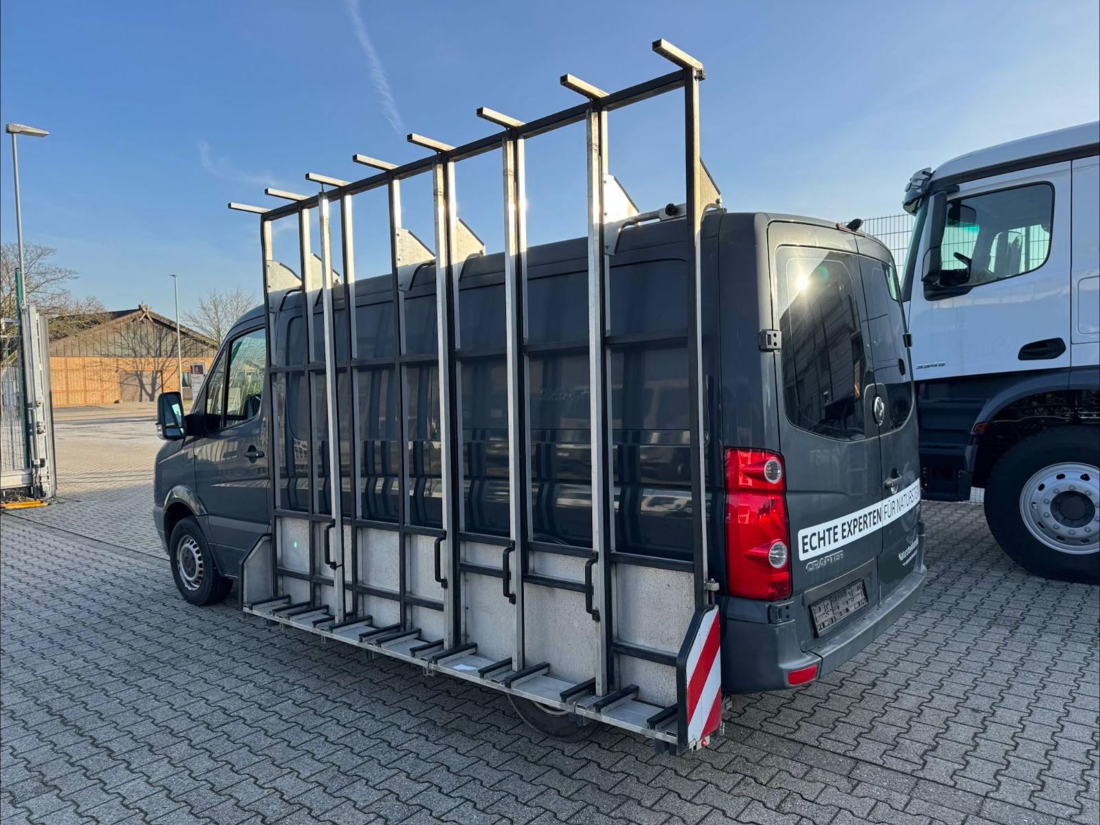 Fahrzeugabbildung Volkswagen Crafter Kasten 2.0 TDI 30 mittel L2H1 GLASTRA