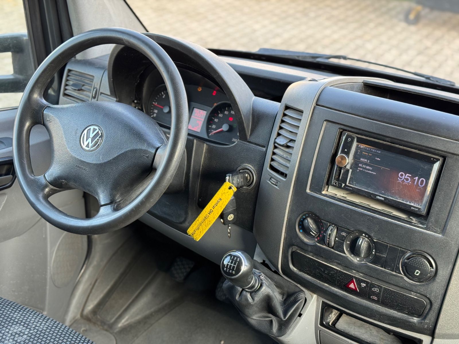 Fahrzeugabbildung Volkswagen Crafter Kasten 2.0 TDI 30 mittel L2H1 GLASTRA
