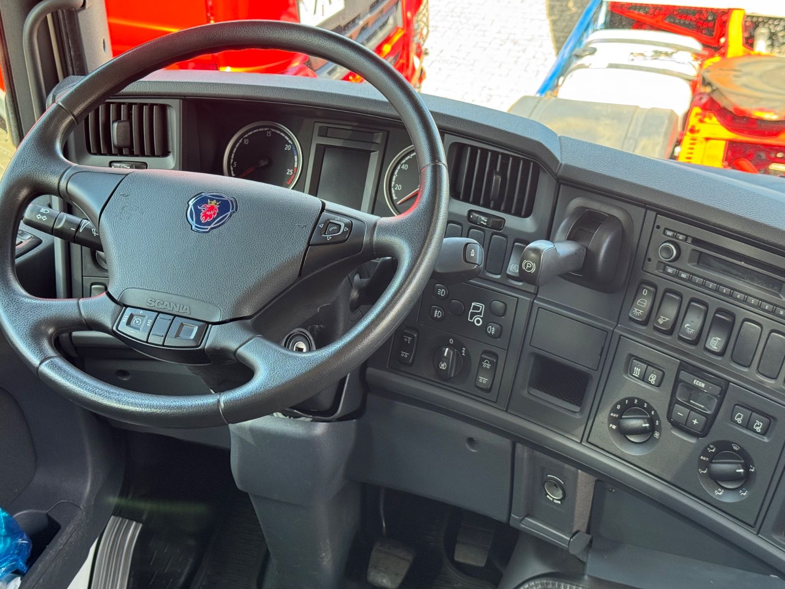 Fahrzeugabbildung Scania R410 6x2   Euro6  Original 43.000Km  Bundeswehr