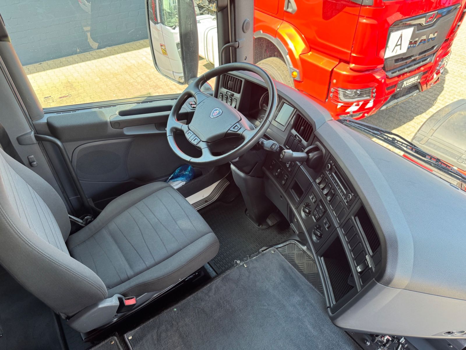 Fahrzeugabbildung Scania R410 6x2   Euro6  Original 43.000Km  Bundeswehr