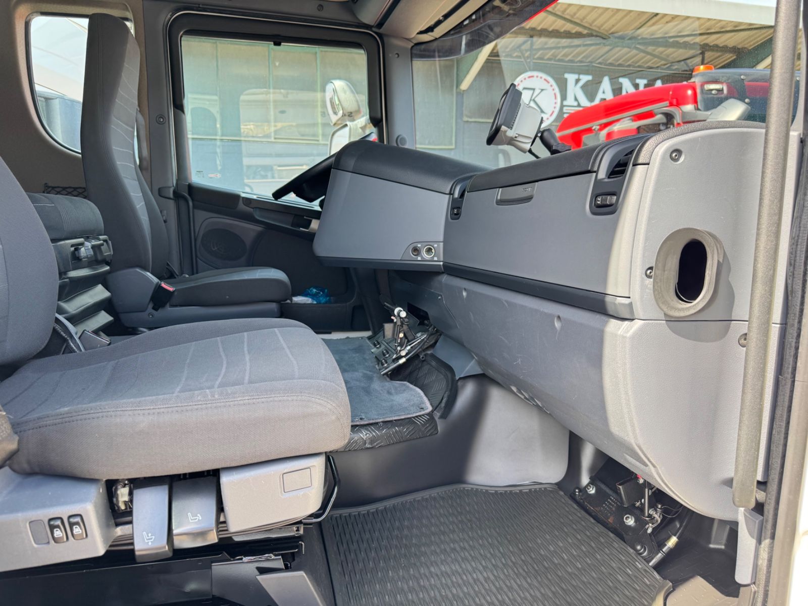 Fahrzeugabbildung Scania R410 6x2   Euro6  Original 43.000Km  Bundeswehr