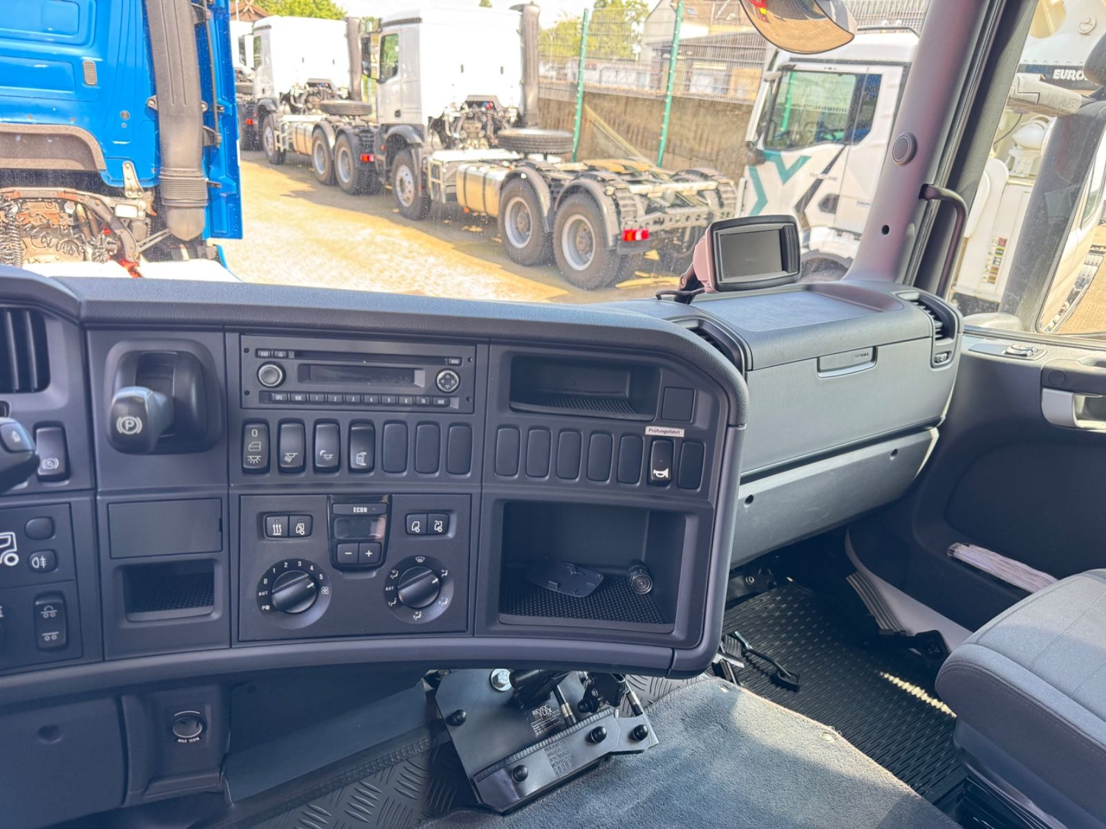 Fahrzeugabbildung Scania R410 6x2   Euro6  Original 43.000Km  Bundeswehr