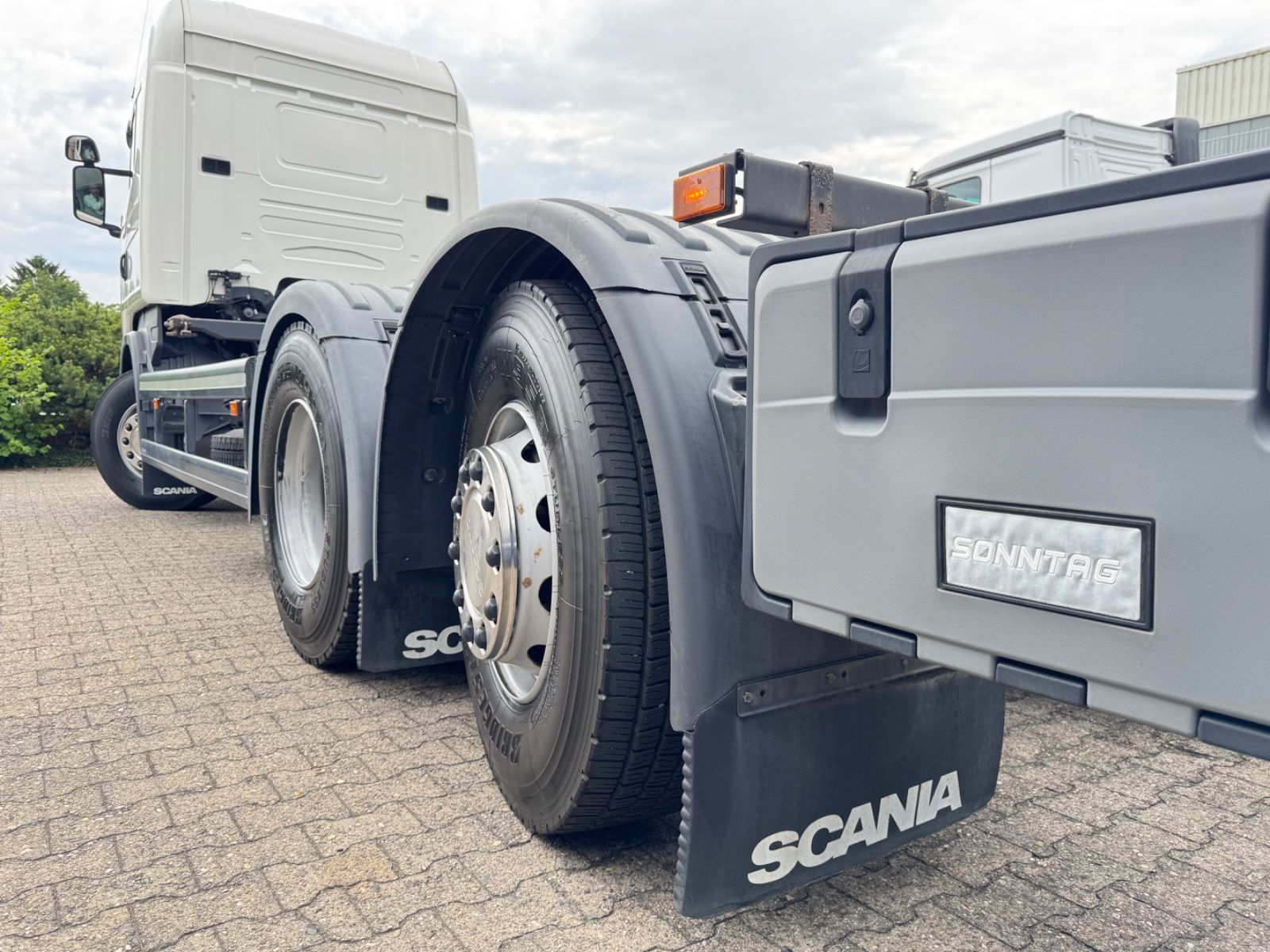 Fahrzeugabbildung Scania R410 6x2   Euro6  Original 43.000Km  Bundeswehr