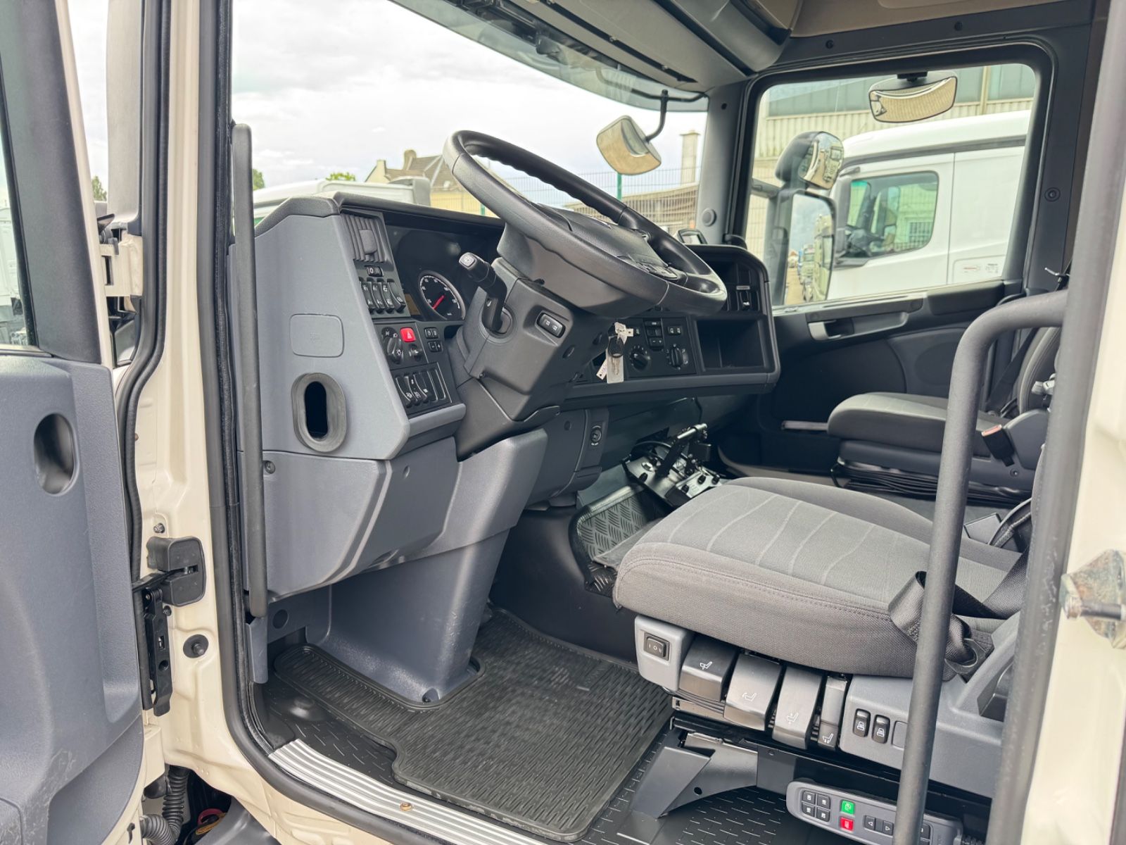 Fahrzeugabbildung Scania R410 6x2   Euro6  Original 43.000Km  Bundeswehr